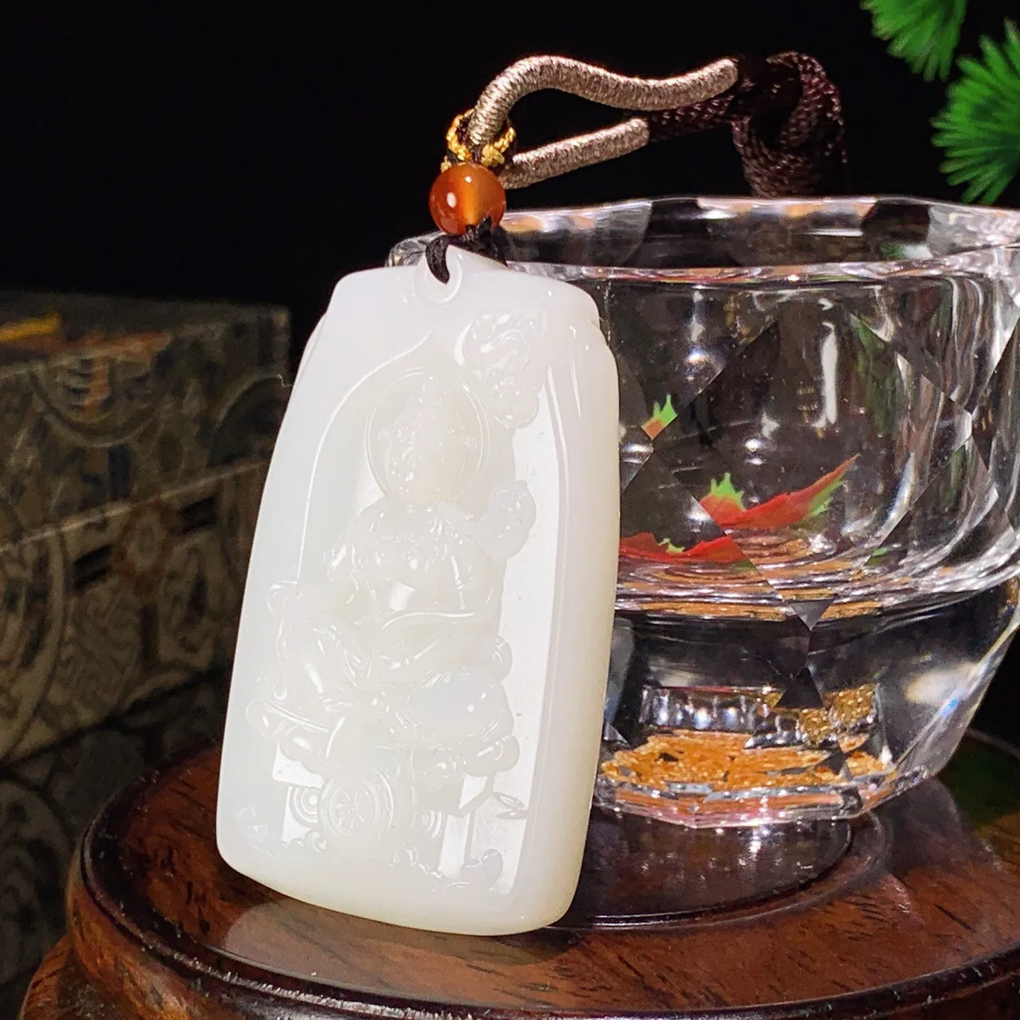 和田玉羊脂白坐莲观音牌子挂件。尺寸52/32/10重34.7克 白度一级。玉质细腻油润 脂粉好，品质