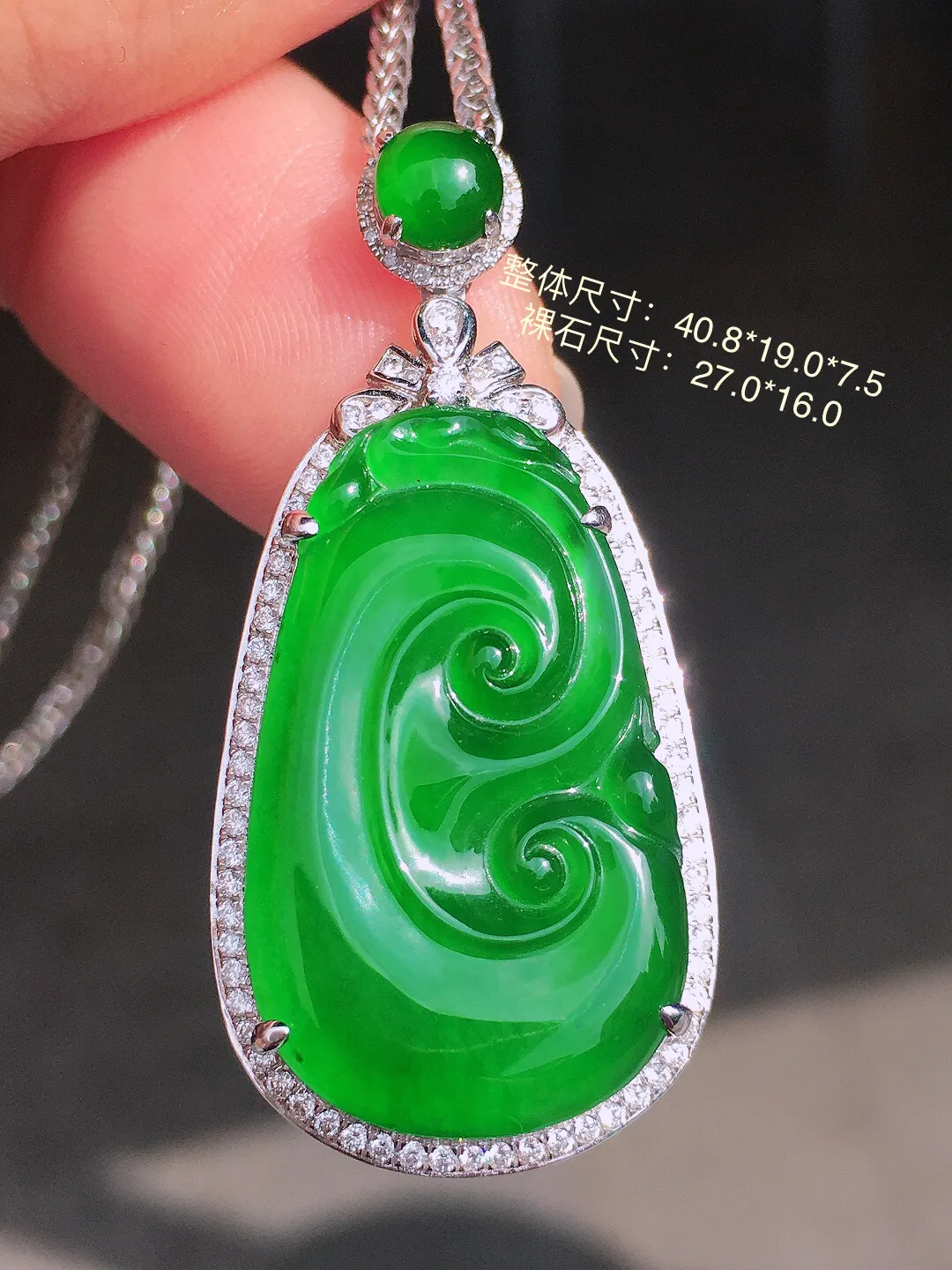 满绿如意吊坠，色泽均匀浓郁，玉质细腻，荧光感超
强，饱满圆润，尽显优雅气质，18k
金豪华镶嵌