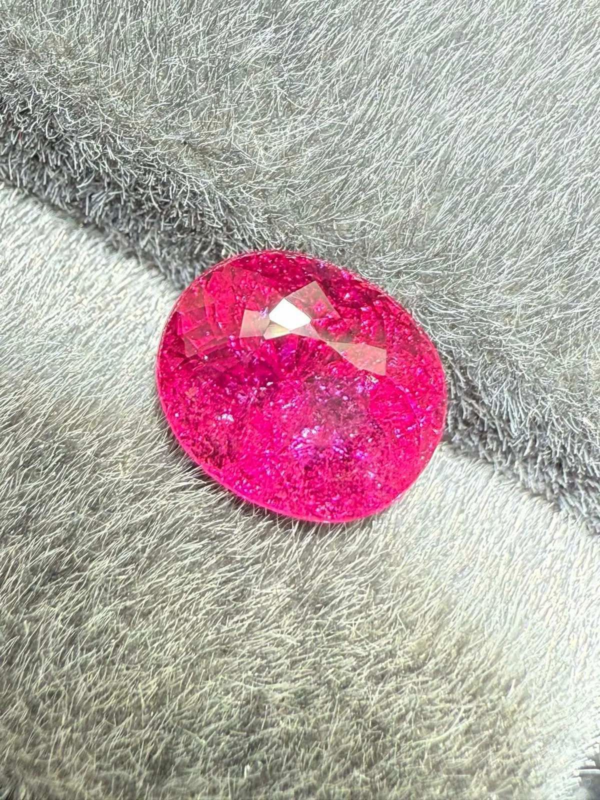 2.735ct天然卢比来碧玺裸石，尺寸9.2×7.6×6mm，颜色美艳，晶体微棉，火彩足