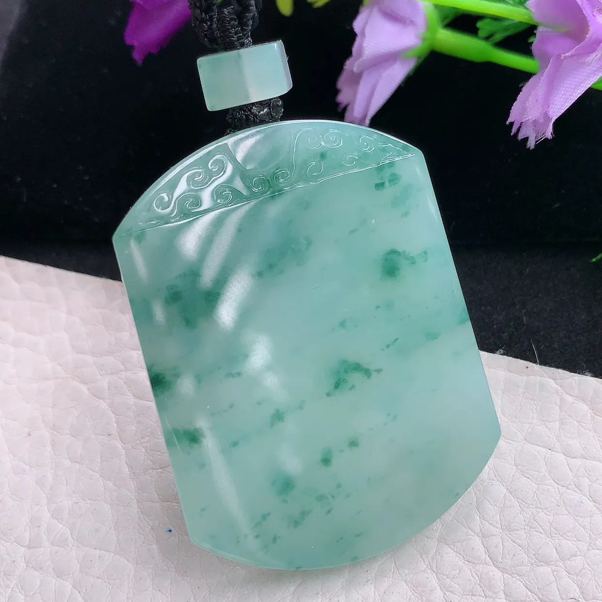 yl自然光53.8*41*5.8天然缅甸翡翠怀古雕飘花平安无事牌玉吊坠