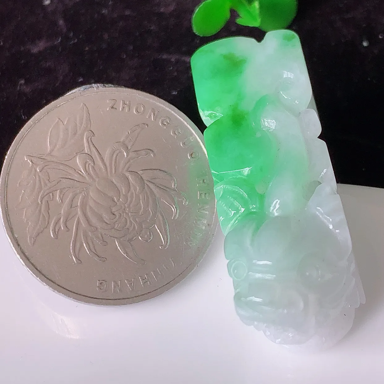 自然光实拍，冰润飘绿翡翠招财貔貅吊坠，民间有“一摸貔貅运程旺盛，再摸貔貅财运滚滚，三摸貔貅平步青云 ”的美好祝愿。#57.26