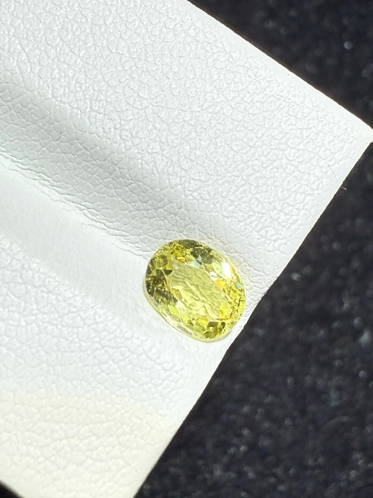 0.895ct天然马里榴石裸石，尺寸6.6*5.1*3毫米，颜色美艳 ，晶体通透，火彩足