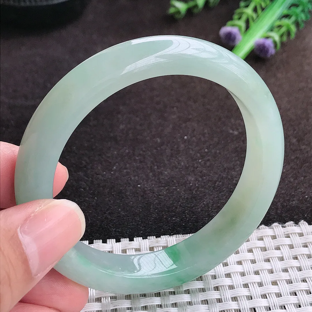 自然光55.5/11.4/8.3老坑秀气温润飘绿手镯宽边翡翠玉镯手环