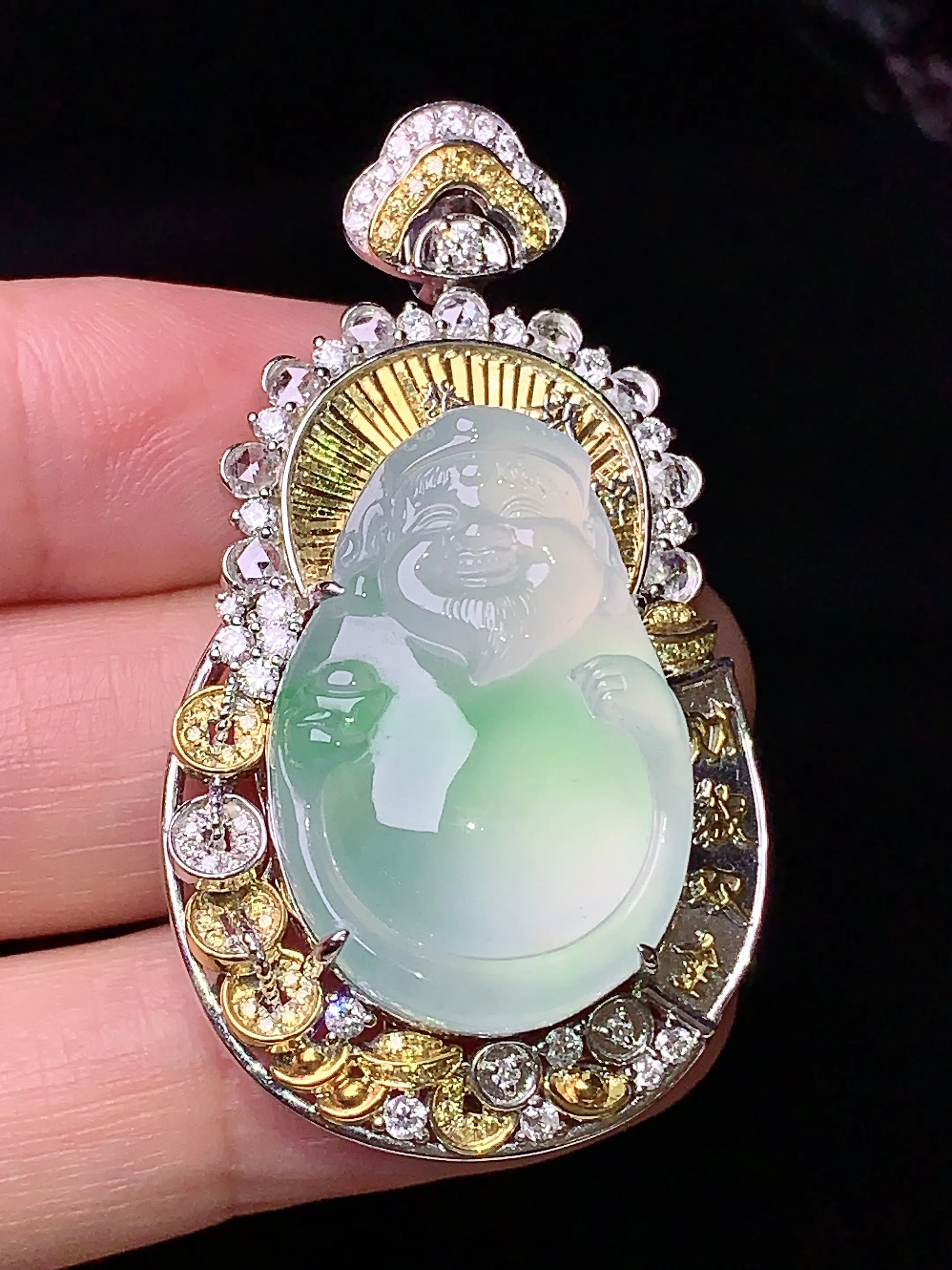 18k金钻镶嵌冰种财神吊坠 玉质细腻 色泽艳丽 水润亮眼  整体尺寸47.3*25*12.3