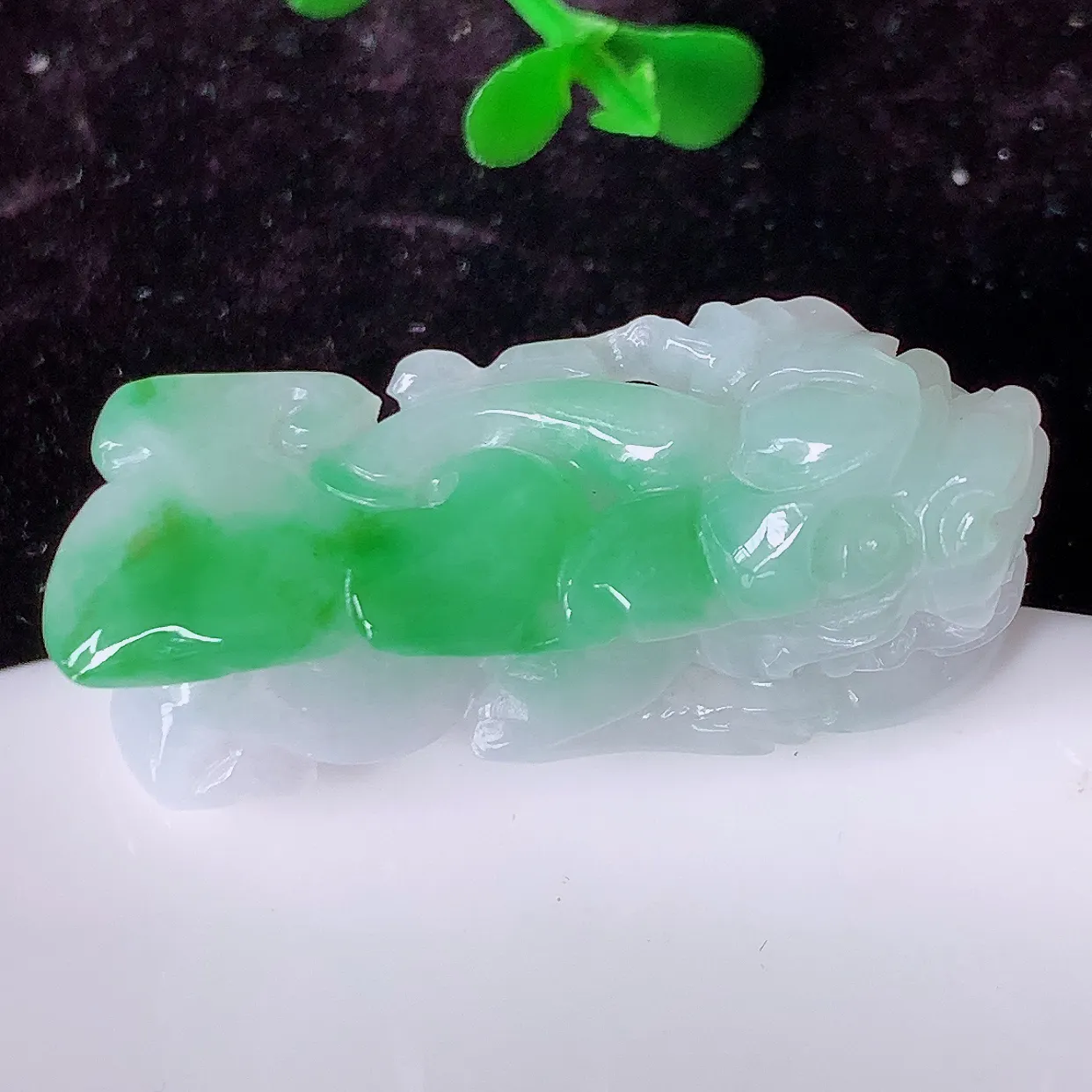 自然光实拍，冰润飘绿翡翠招财貔貅吊坠，民间有“一摸貔貅运程旺盛，再摸貔貅财运滚滚，三摸貔貅平步青云 ”的美好祝愿。#57.26