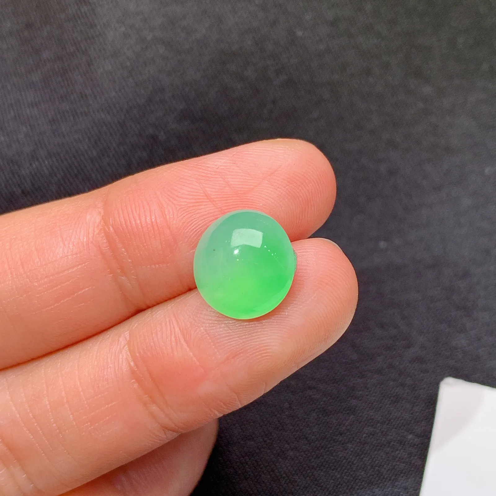 甜绿蛋面，镶嵌佳品，冰润细腻，色阳，种水足 尺寸10.4*9.9*5.3