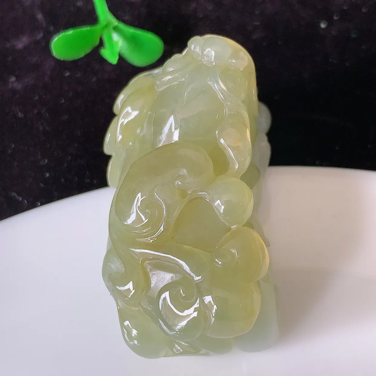 自然光实拍，冰润黄翡招财貔貅翡翠吊坠，民间有“一摸貔貅运程旺盛，再摸貔貅财运滚滚，三摸貔貅平步青云 ”的美好祝愿。#81.26