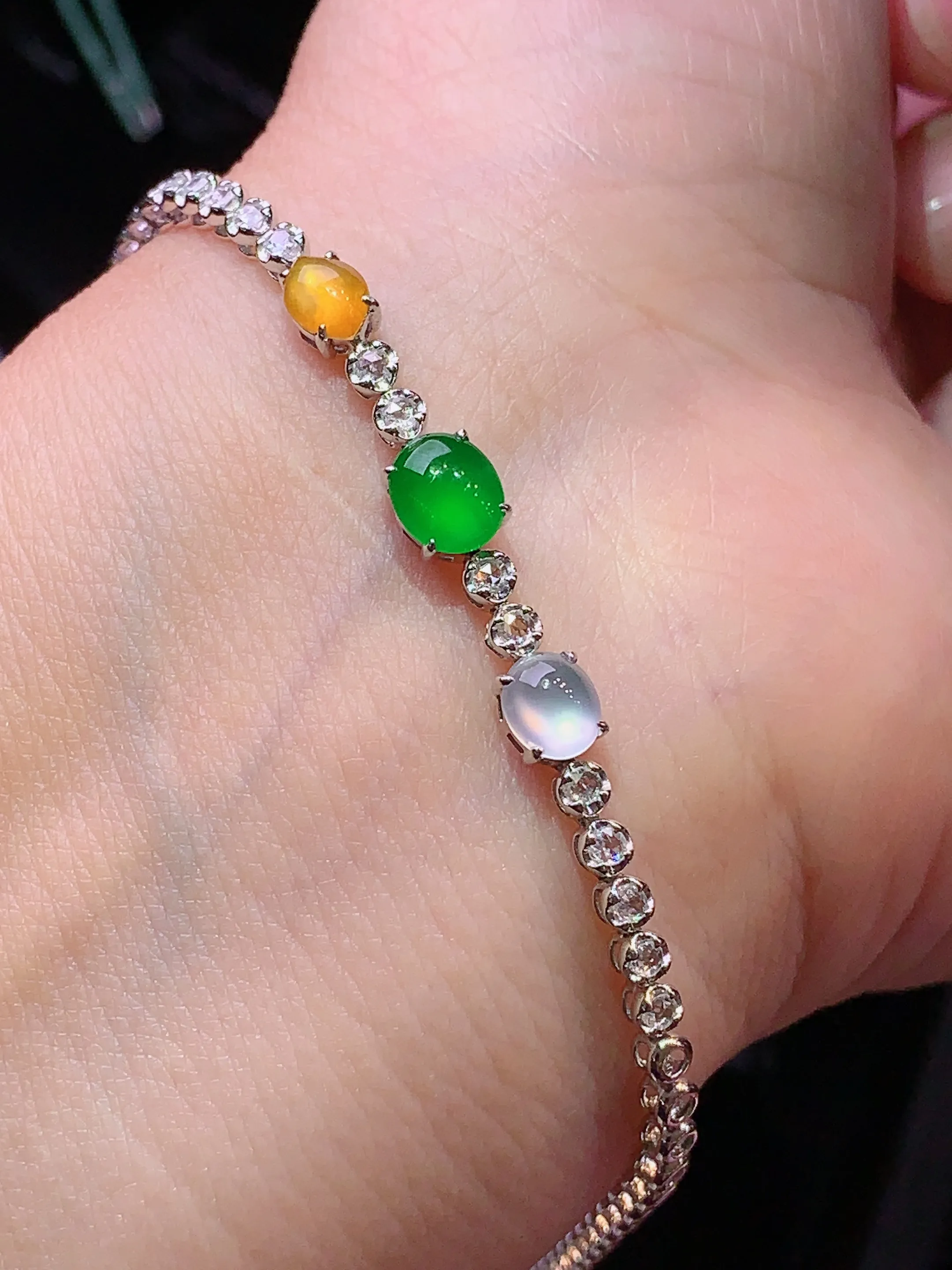 18k金钻镶嵌多彩蛋面手链 玉质细腻 色泽艳丽 水润亮眼  整体尺寸6.2*5.3*2.2