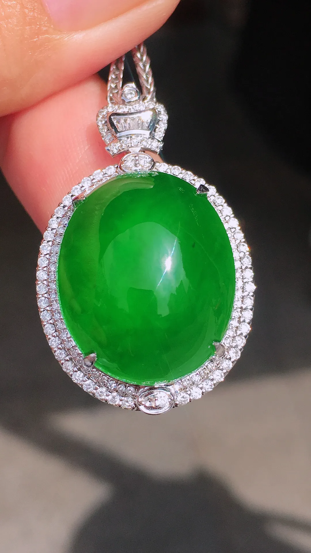 满绿蛋面戒指/吊坠两用款，色泽均匀艳丽，玉质细腻，荧光感超
强，饱满圆润，尽显优雅气质，18k
金豪