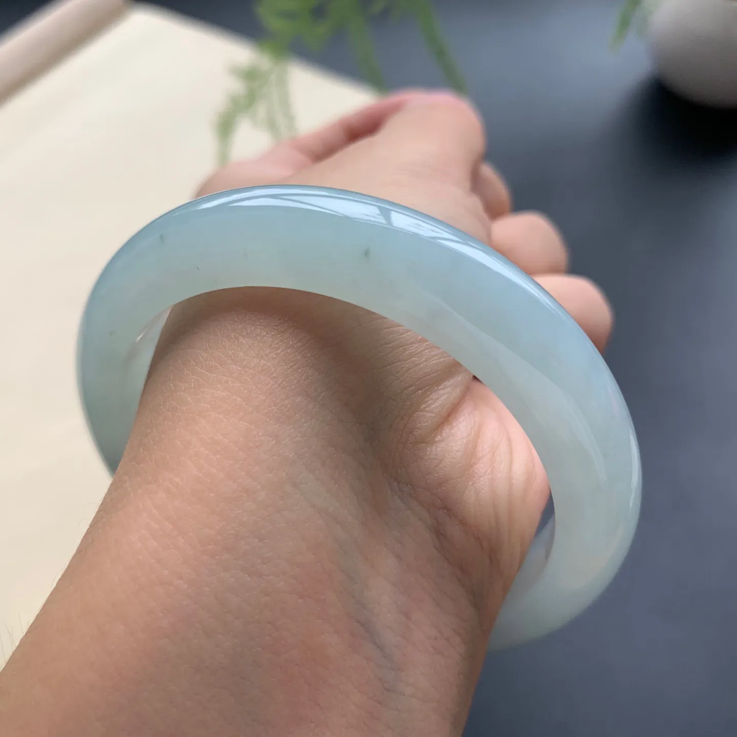 53.5圈口冰晴底正圈手镯 尺寸：53.5-11-8.5，无纹裂，细腻釉洁，水润起胶