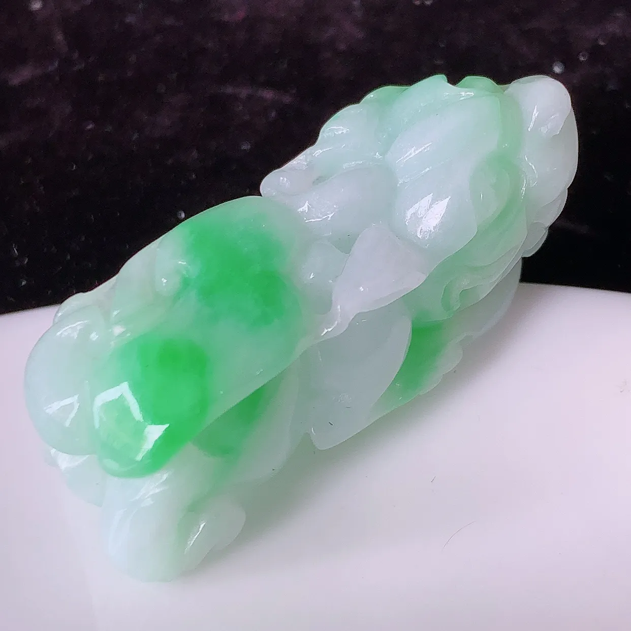 自然光实拍，冰润飘绿招财貔貅翡翠吊坠，民间有“一摸貔貅运程旺盛，再摸貔貅财运滚滚，三摸貔貅平步青云 ”的美好祝愿。#81.26