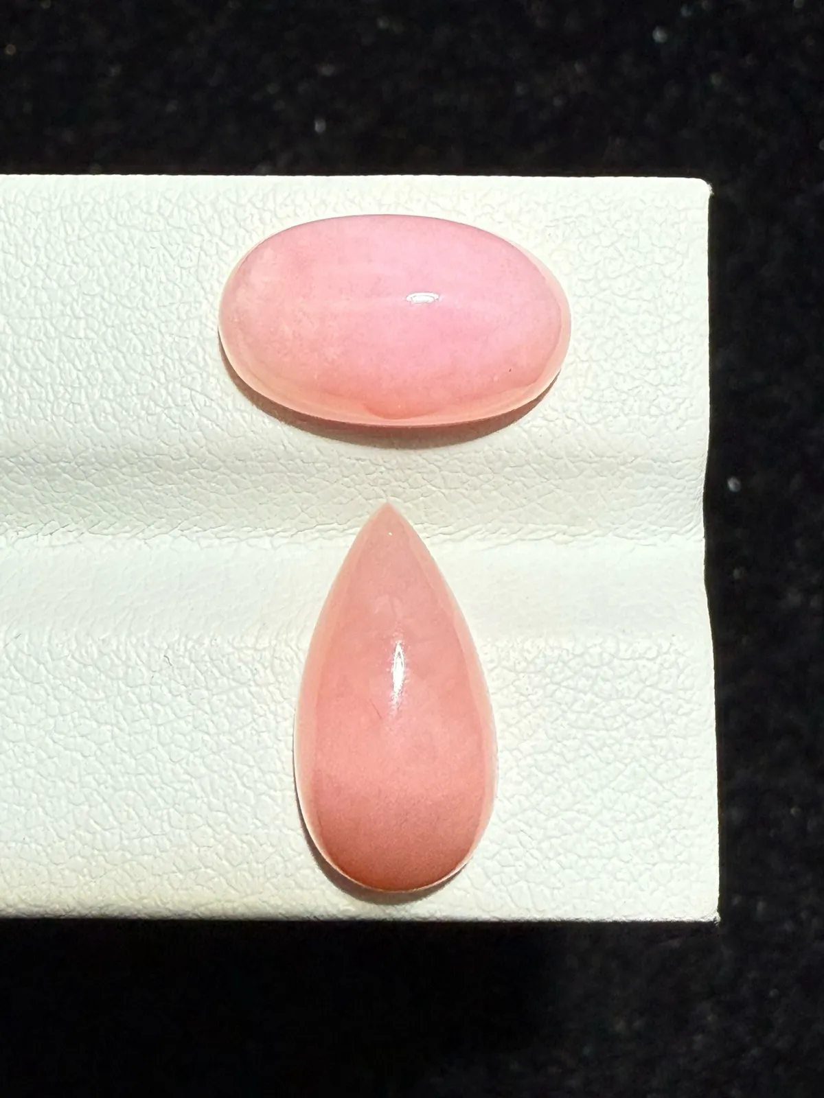 8.17ct天然粉欧泊蛋白石裸石，尺寸14.4*8.5*5.5毫米，颜色美艳