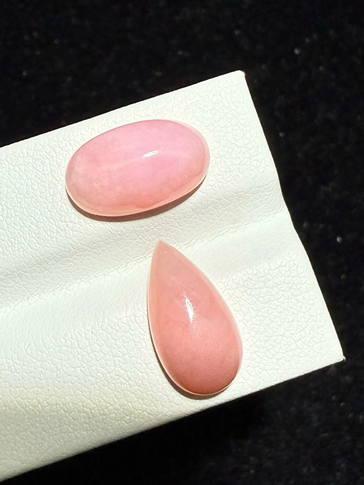 8.17ct天然粉欧泊蛋白石裸石，尺寸14.4*8.5*5.5毫米，颜色美艳