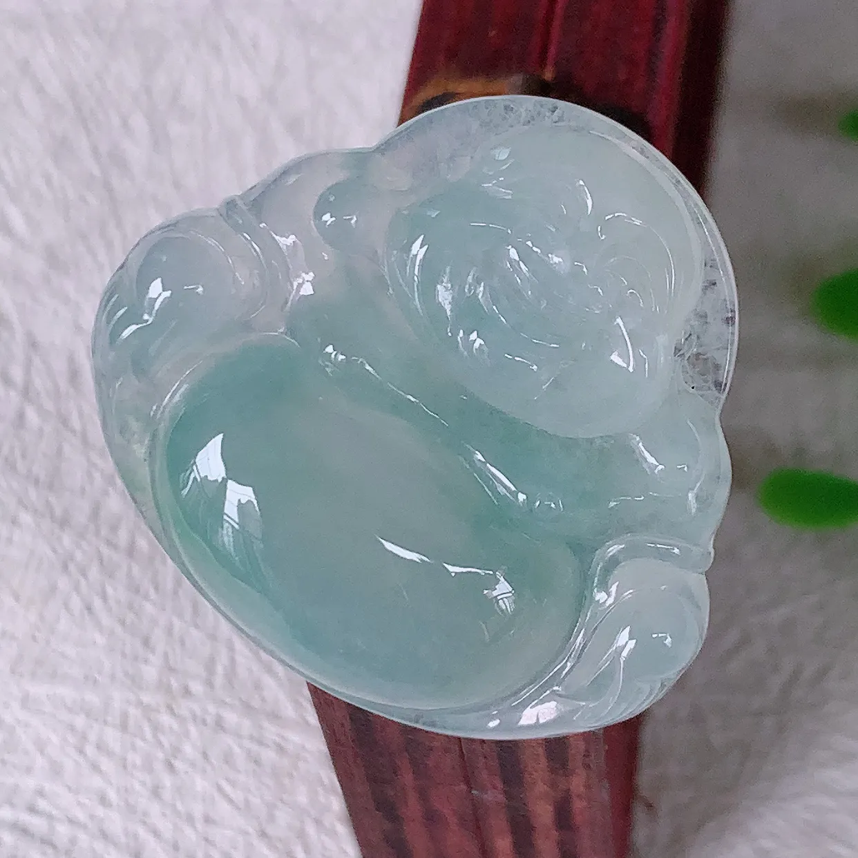 自然光实拍，冰种飘花翡翠佛公，水灵起胶，翠色迷人，佛公在心中，一生平安，饱满圆润，开怀大笑佛公，配戴灵气十足！#01.29