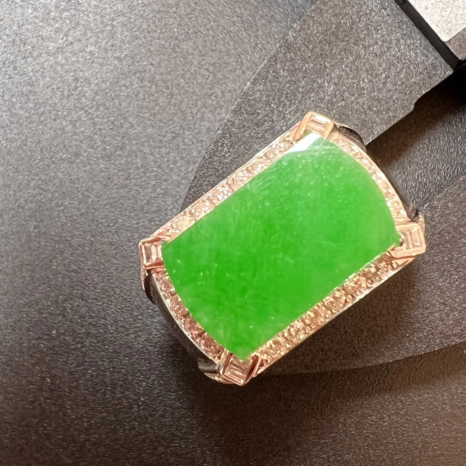 满绿男戒整体尺寸26.5*22.7*6.7裸石尺寸16.1*9.8*2.5