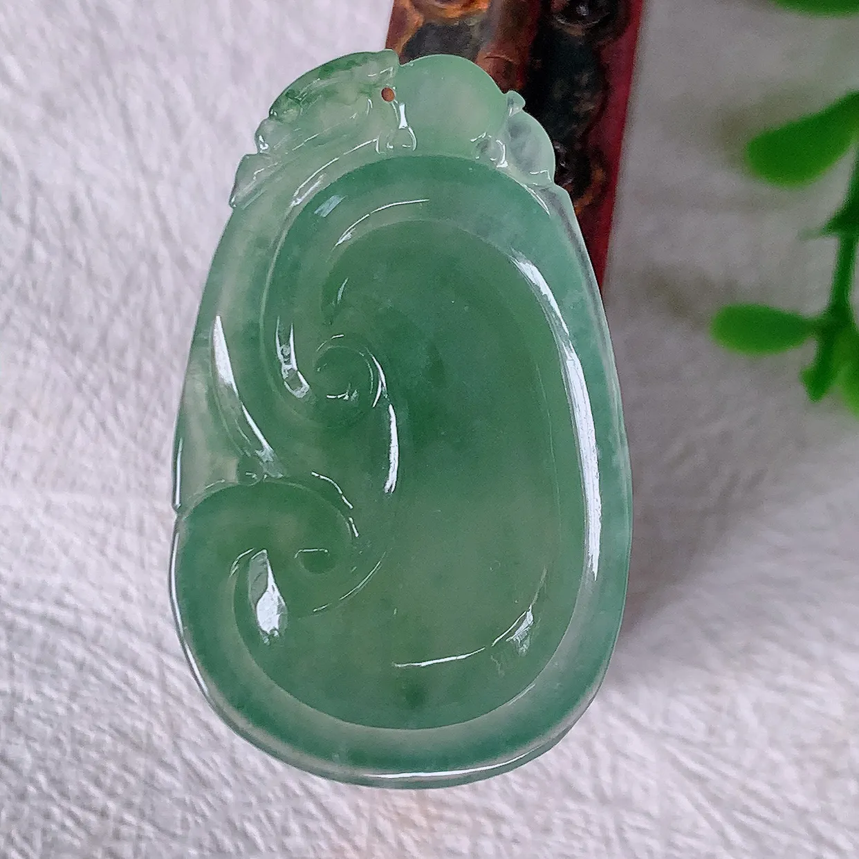 自然光实拍，冰种满绿飘花翡翠如意吊坠，上身效果非常美，饱满大气，工艺美，万事如意，如意一生，#01.29