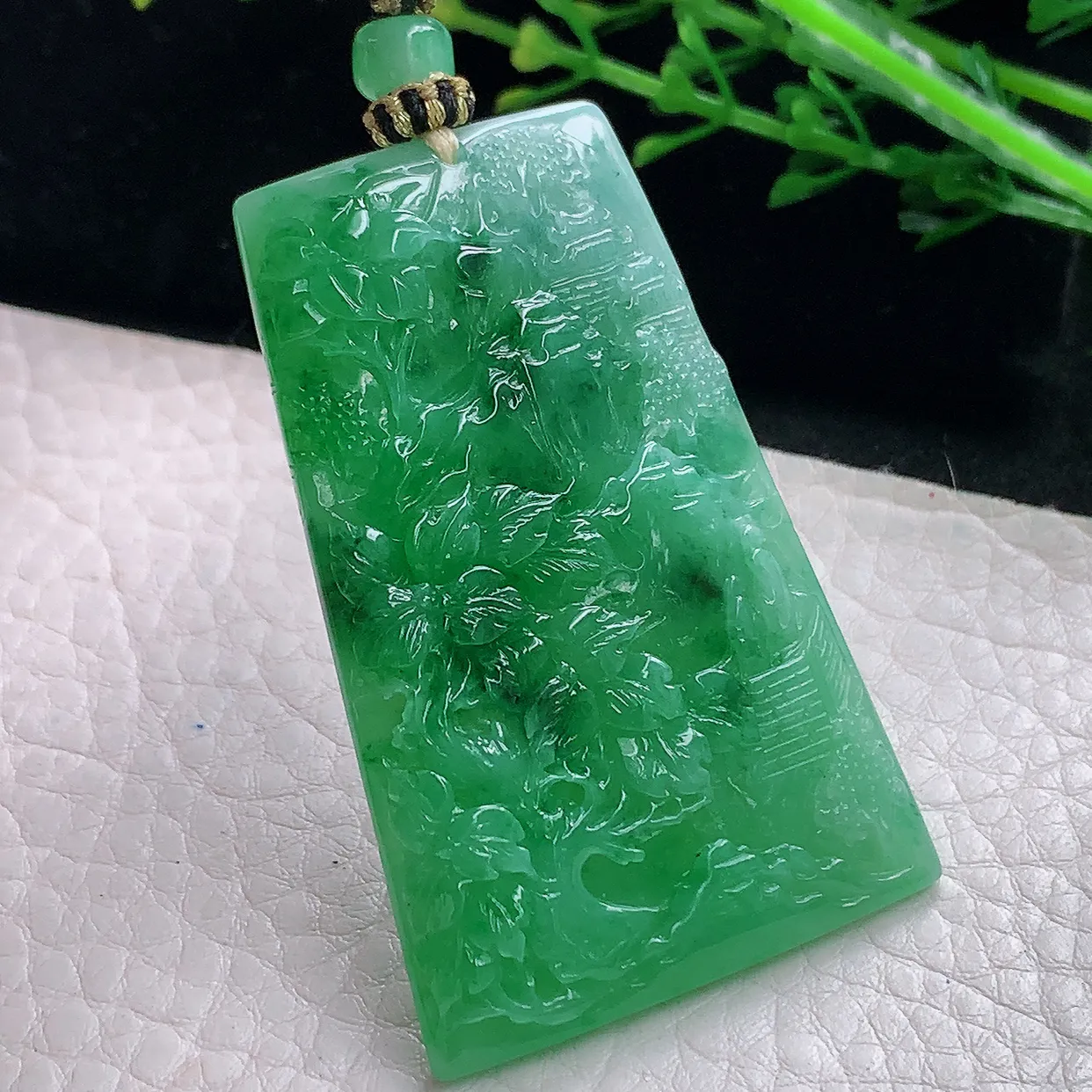 yl自然光53.6*34*6.2天然缅甸翡翠辣绿山水 大好河山玉吊坠