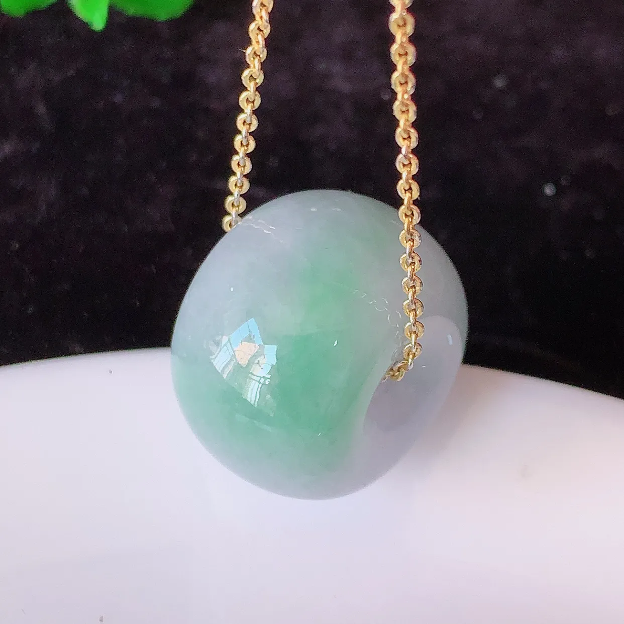 自然光实拍，冰润飘绿翡翠路路通吊坠，寓意时来运转、财源滚滚，款式新颖时尚，日常百搭的款！配图银链#57.27