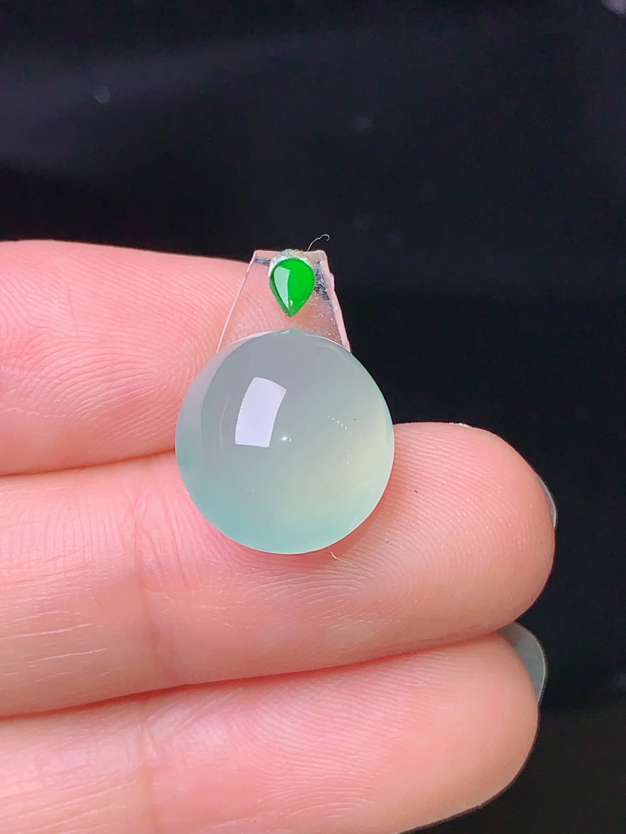 镶嵌款 冰种蛋面吊坠 玉质细腻 色泽艳丽 水润亮眼  整体尺寸13.8*12.3*7.5