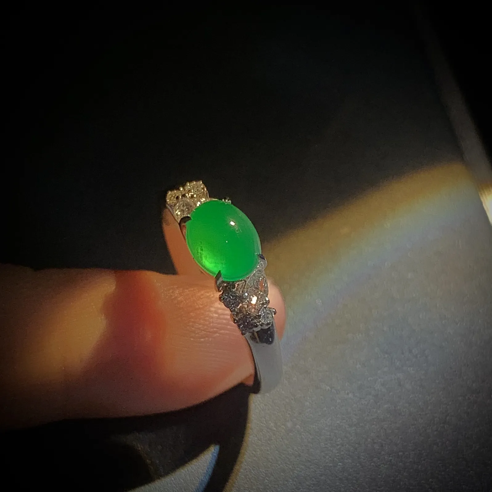 绿戒指，裸石7.2-5.6-3.6mm，
14#可改，18K金，南非钻，。