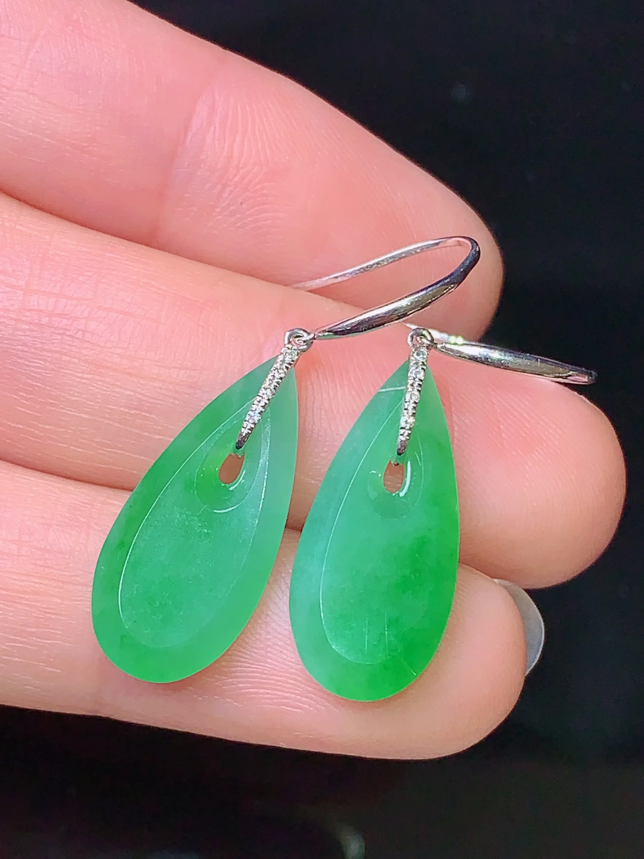 18k金钻镶嵌翠绿水滴耳坠 玉质细腻 色泽艳丽 水润亮眼  整体尺寸19.5*9*2.7