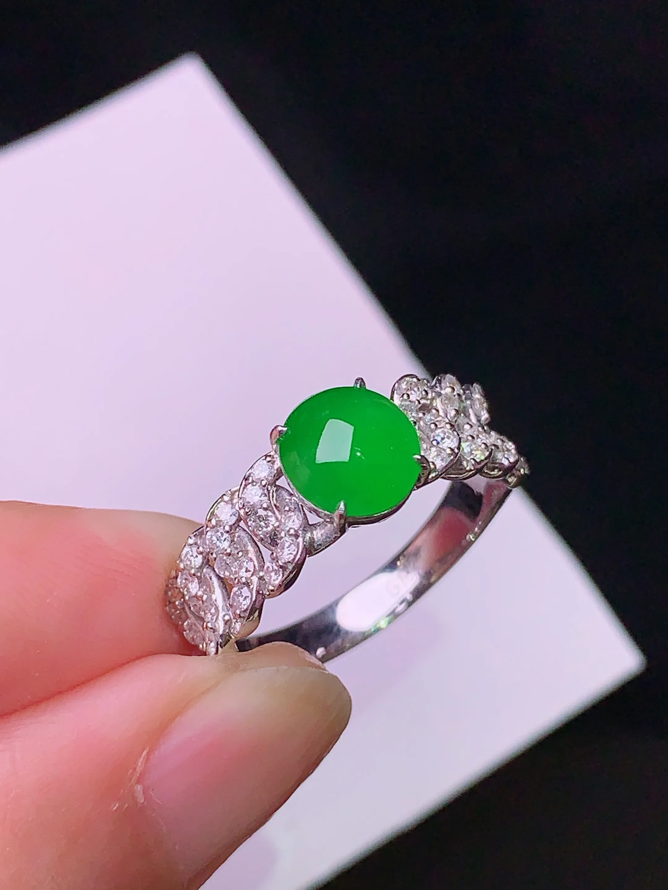 18k金钻镶嵌满绿蛋面戒指 玉质细腻 色泽艳丽 水润亮眼  圈口14 裸石尺寸7.5*6.5*3.5