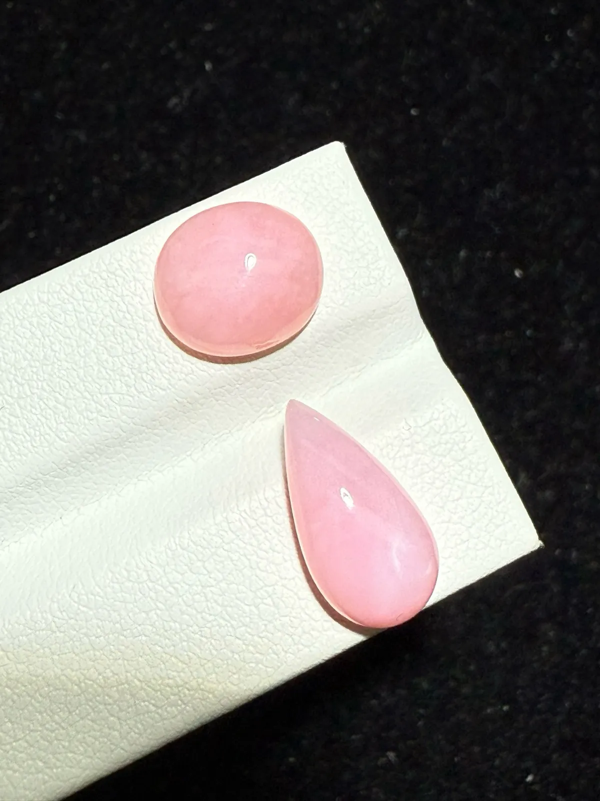 7.475ct天然粉欧泊蛋白石裸石，尺寸11.4*10.1*4.7毫米，颜色美艳