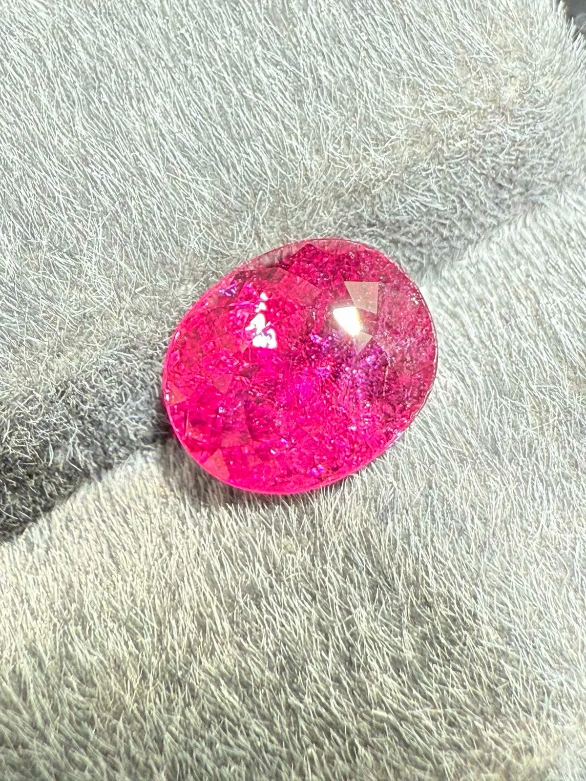 2.735ct天然卢比来碧玺裸石，尺寸9.2×7.6×6mm，颜色美艳，晶体微棉，火彩足