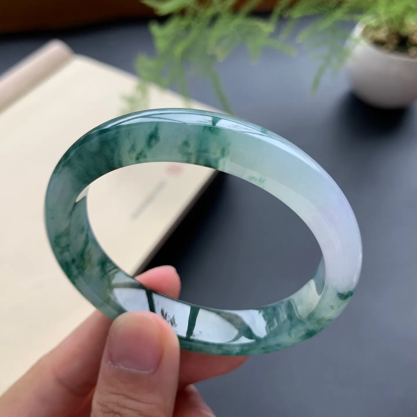 53.5圈口冰种飘花贵妃手镯 尺寸：53.5-46.2-12-7.6，无纹裂，水润起胶，花色浓郁