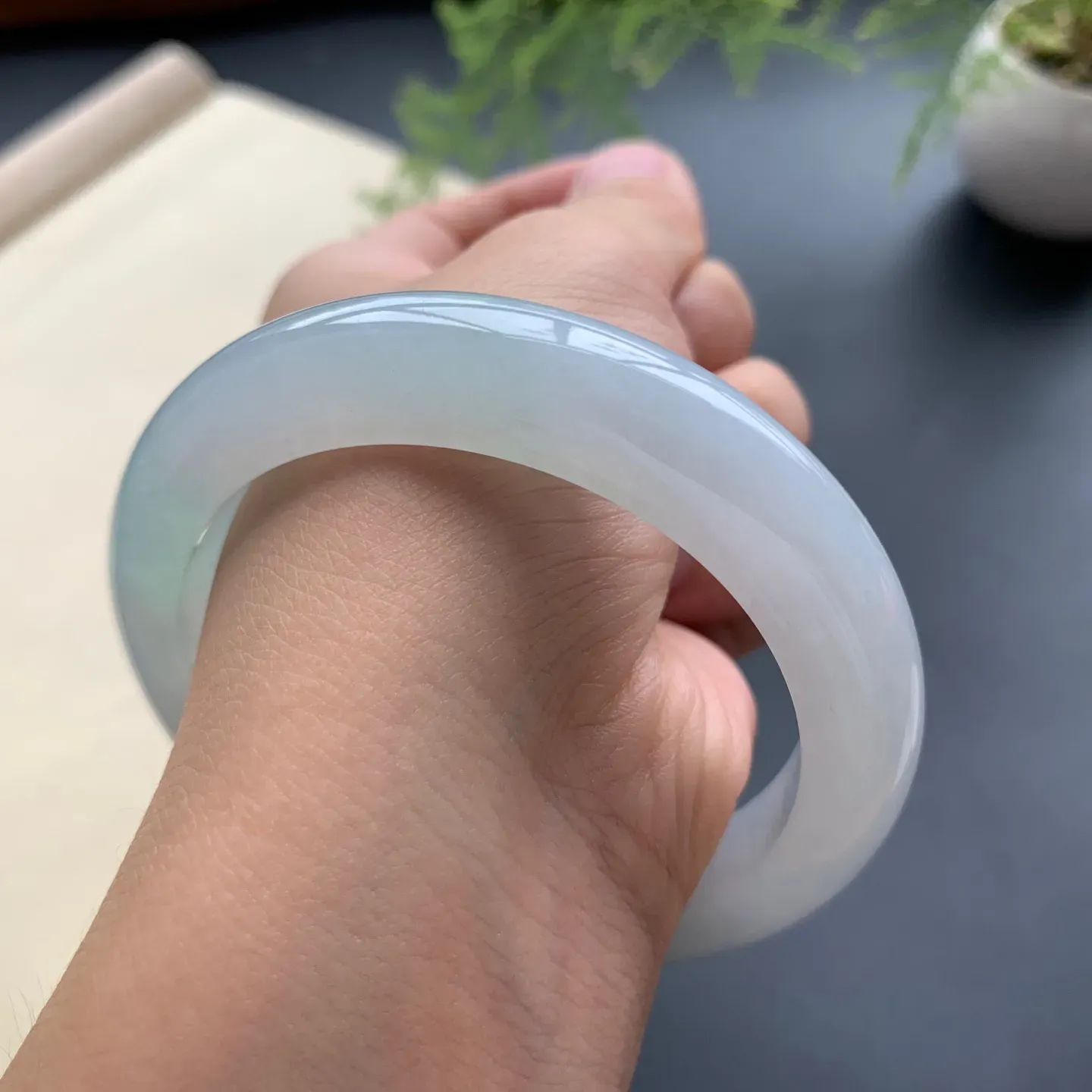 56.5圈口冰正圈手镯 尺寸：56.5-12-9.3，无纹裂，水润起胶，清爽干净