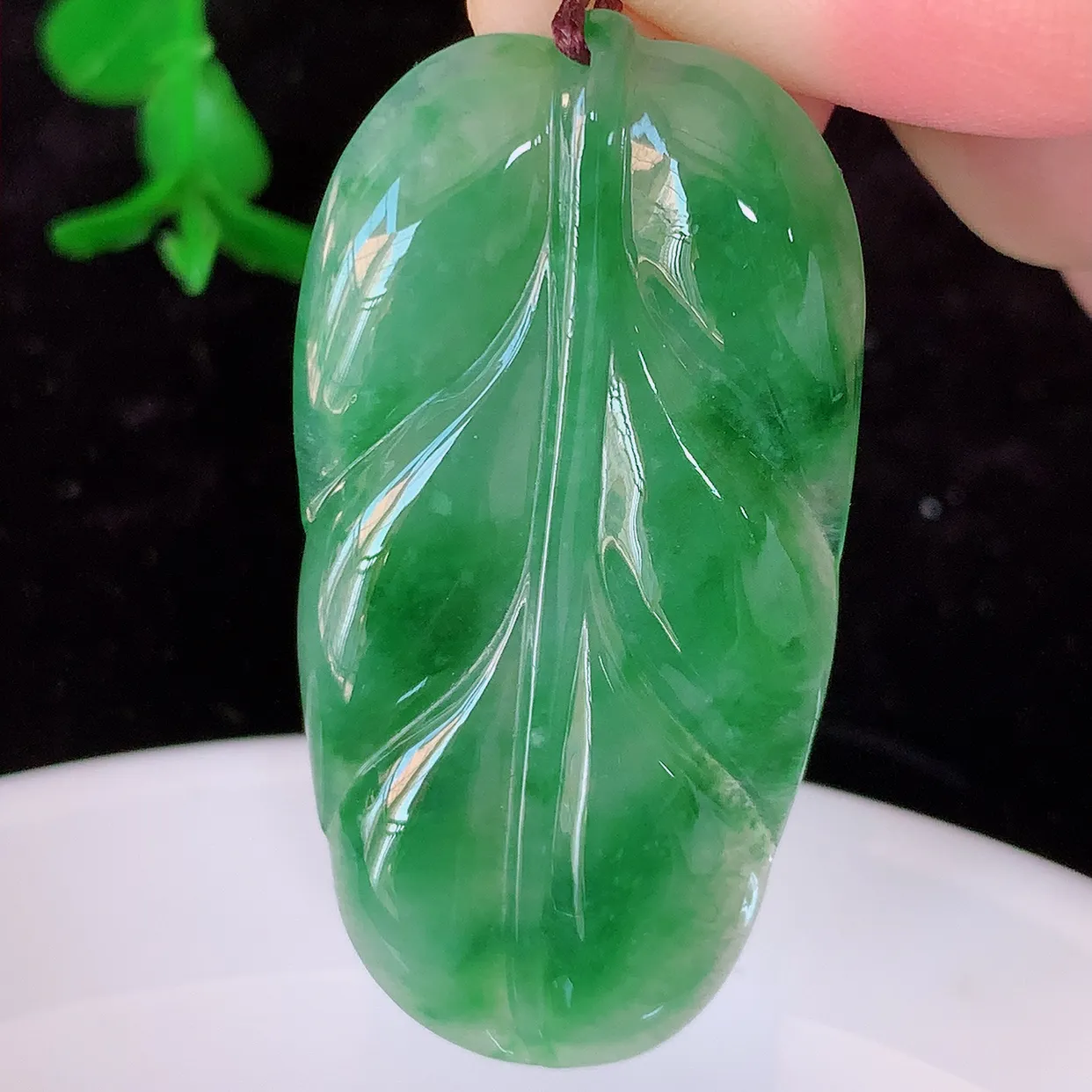 自然光实拍，冰飘花翡翠金枝玉叶叶子吊坠，寓意“大业有成，一夜成名，”水润通透叶子，翡翠叶子，清秀高雅，性价比超值！#75.26