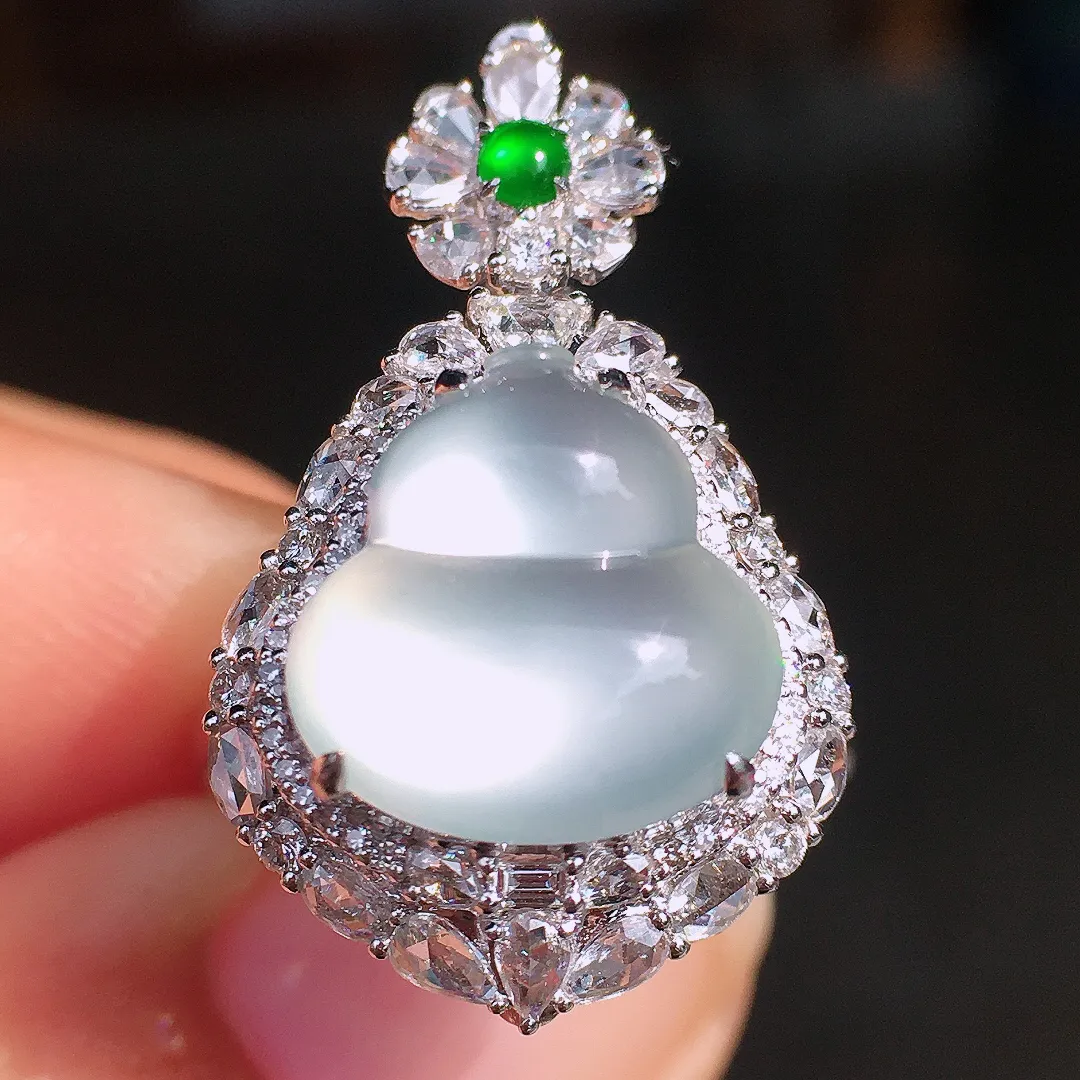 冰种葫芦戒指/吊坠两用款，色泽均匀艳丽，玉质细腻，荧光感超
强，饱满圆润，尽显优雅气质，18k
金豪华镶嵌