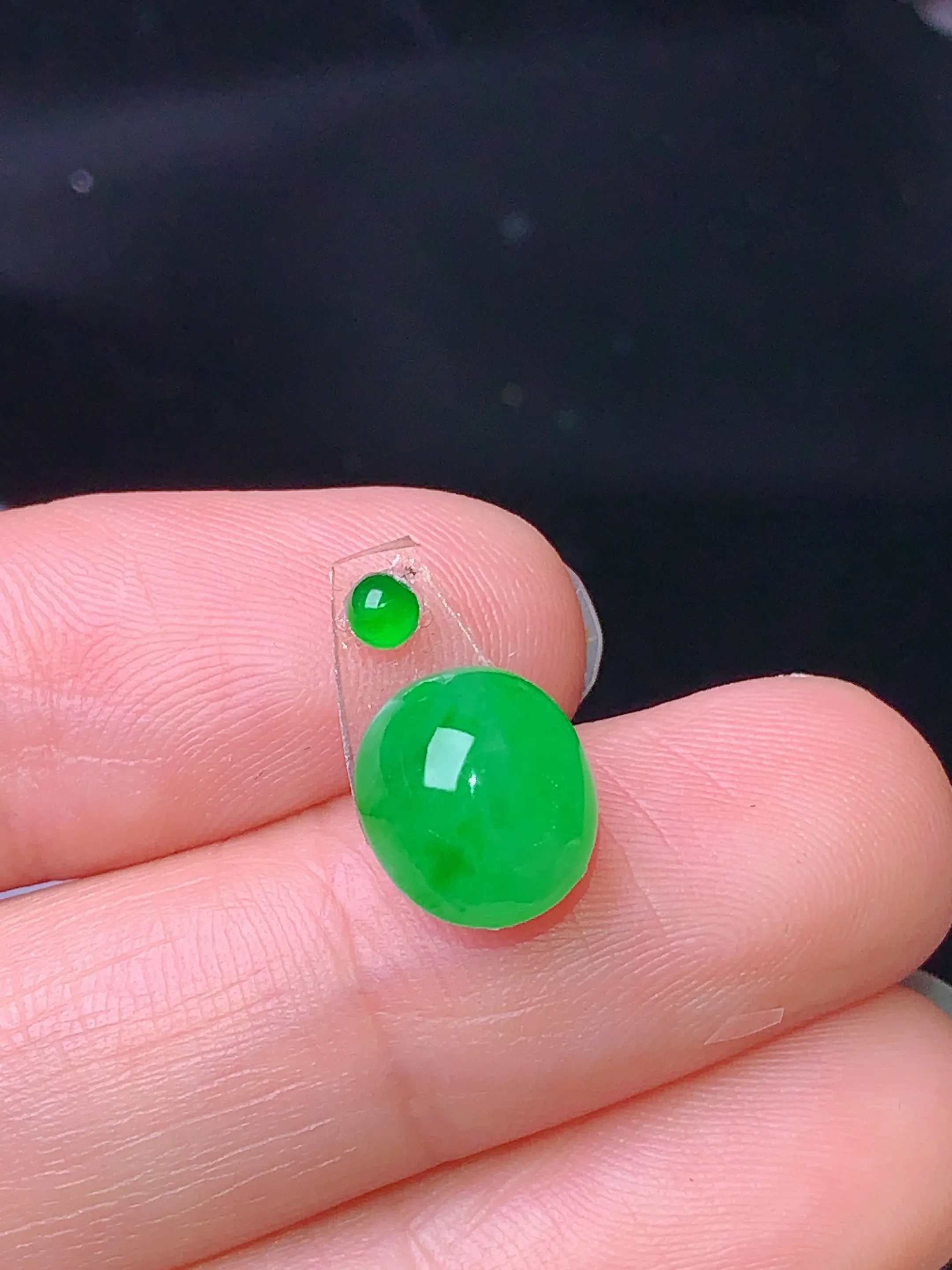 镶嵌款 翠绿蛋面吊坠 玉质细腻 色泽艳丽 水润亮眼  整体尺寸9.5*8.5*4.6