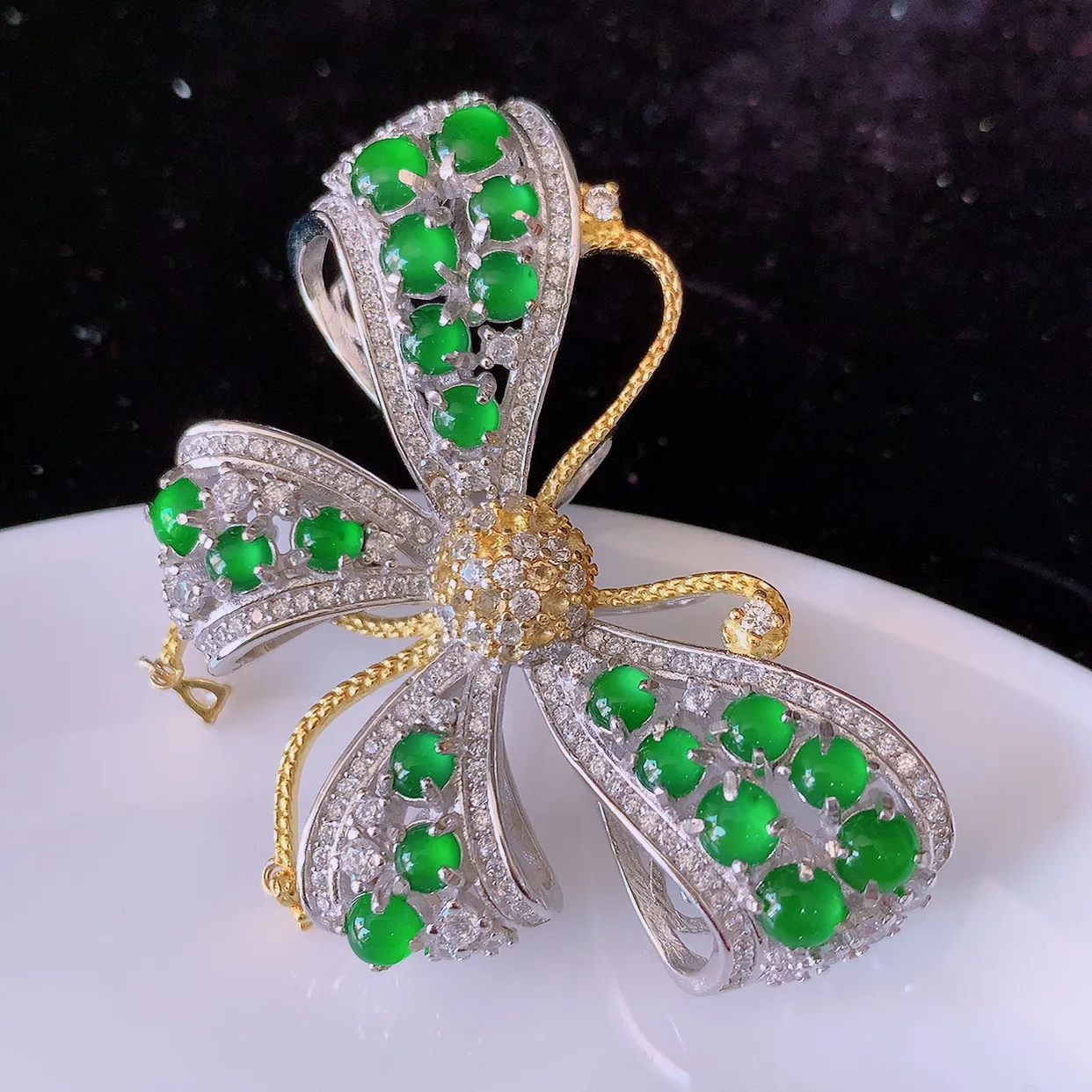 冰透满绿翡翠925银镶嵌蝴蝶胸针，自然光实拍，翠色灵动，颜色漂亮，种老水足，品相佳，佩戴佳品！#97.26整体46.5-36*12裸石3.5*3.5