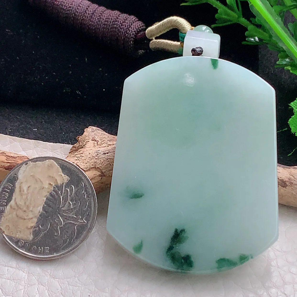 zen53.5*40.8*5.8自然光天然缅甸翡翠飘花平安无事牌玉吊坠 毛衣坠