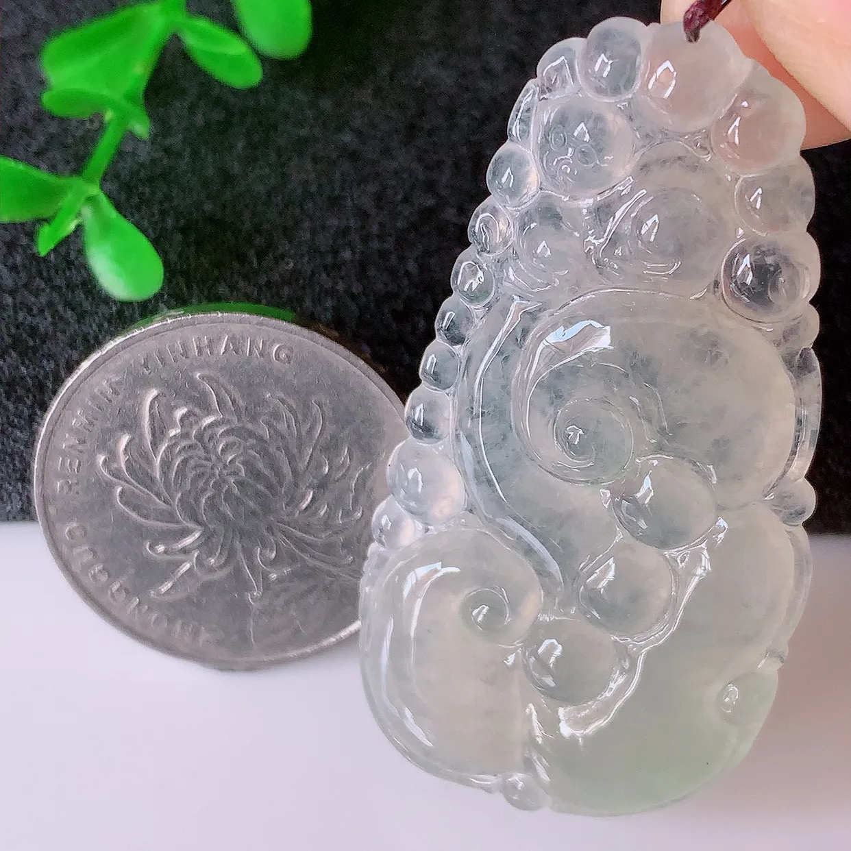 自然光实拍，冰种黄翡翡翠如意吊坠，玉坠百搭又精致，寓意着吉祥，事事如意！#01.26