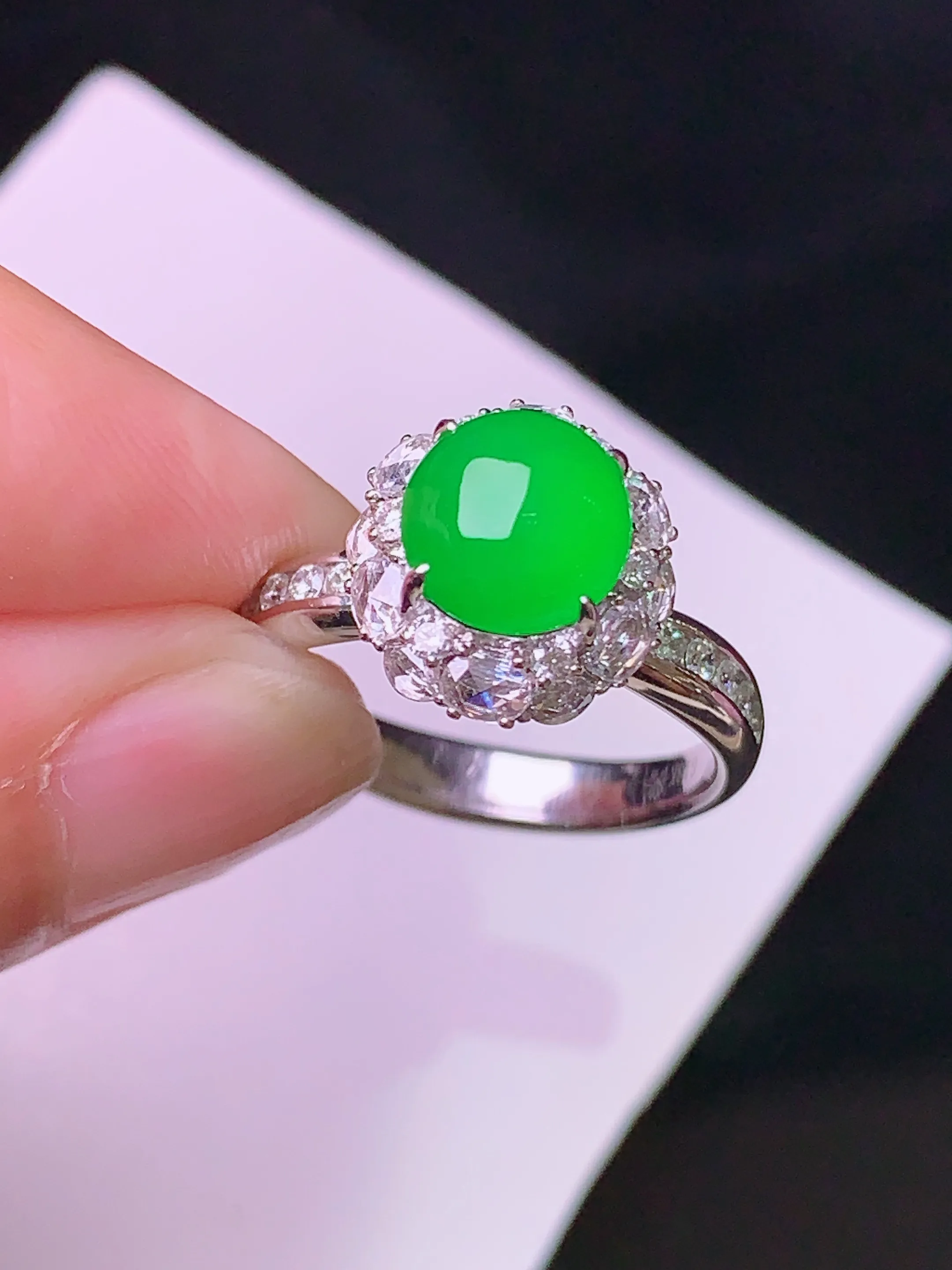 18k金钻镶嵌满绿蛋面戒指 玉质细腻 色泽艳丽 水润亮眼  圈14 整体尺寸11.8*10.6