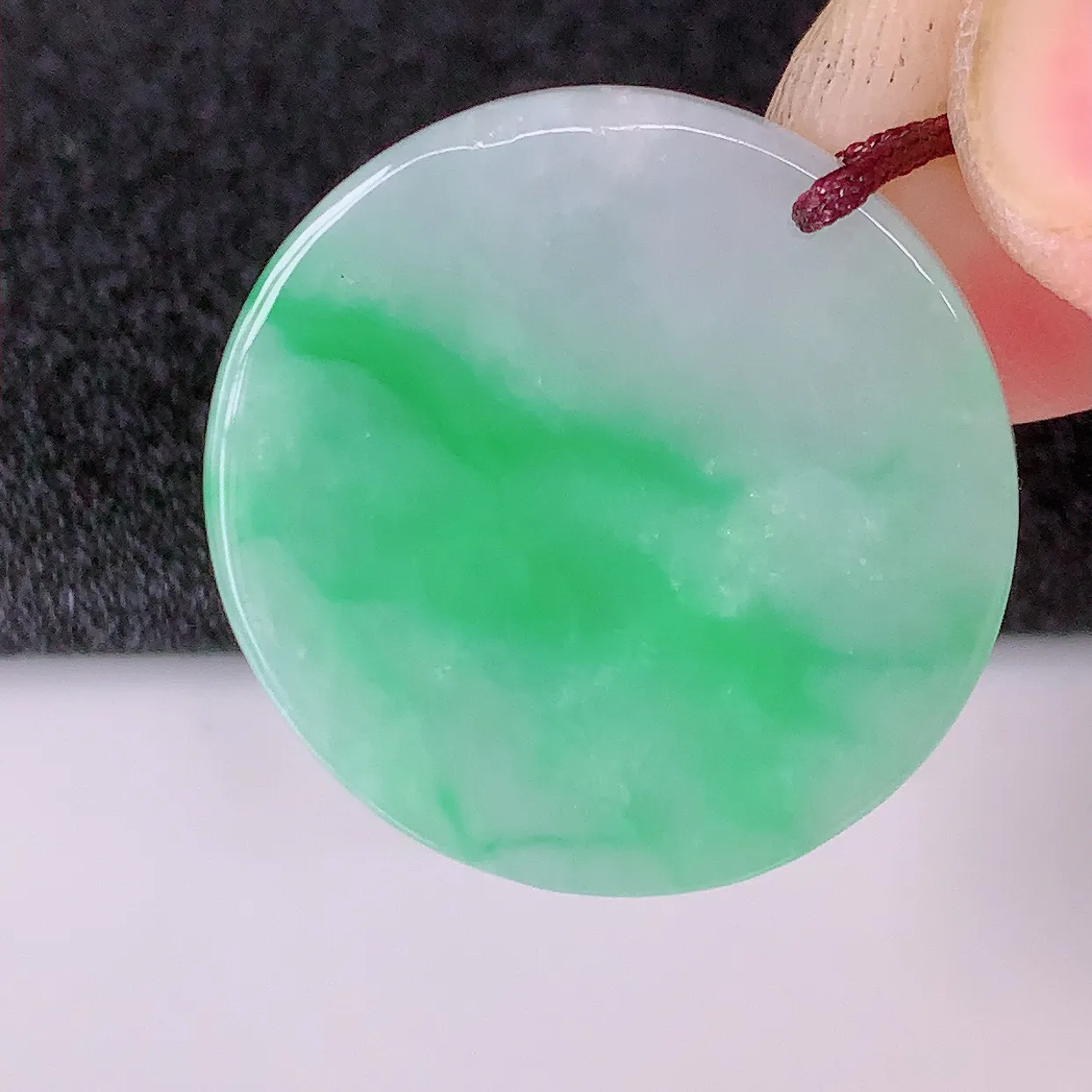 自然光实拍，冰润飘绿翡翠平安无事牌吊坠，平平安安，无事牌翠色灵动，佩戴平安时尚！#57.29