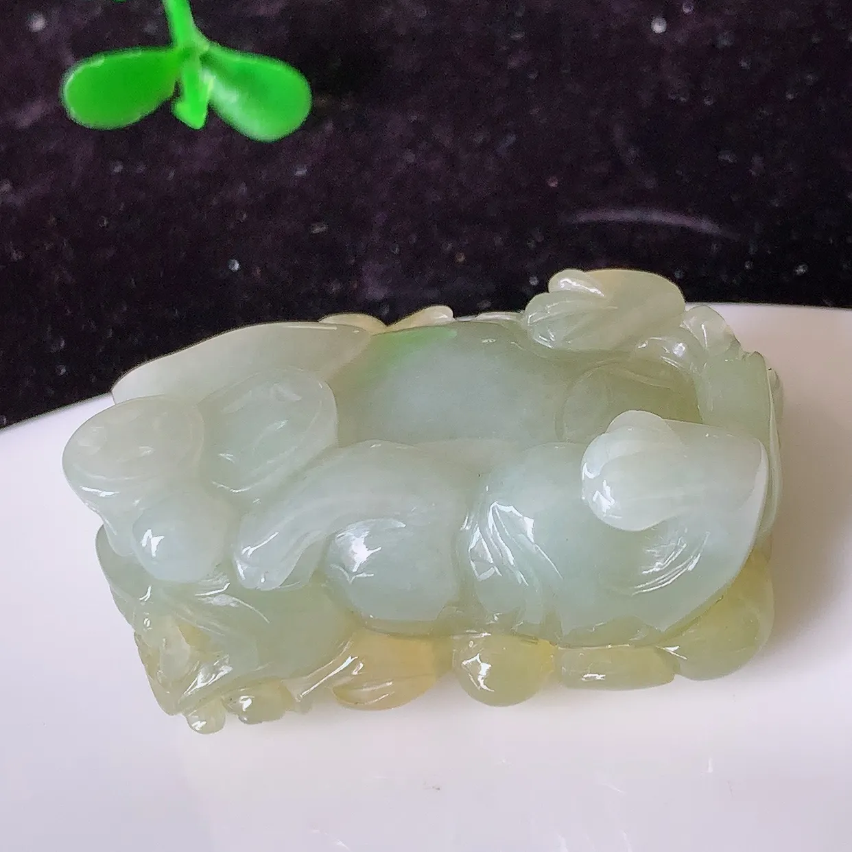 自然光实拍，冰润黄翡招财貔貅翡翠吊坠，民间有“一摸貔貅运程旺盛，再摸貔貅财运滚滚，三摸貔貅平步青云 ”的美好祝愿。#81.26