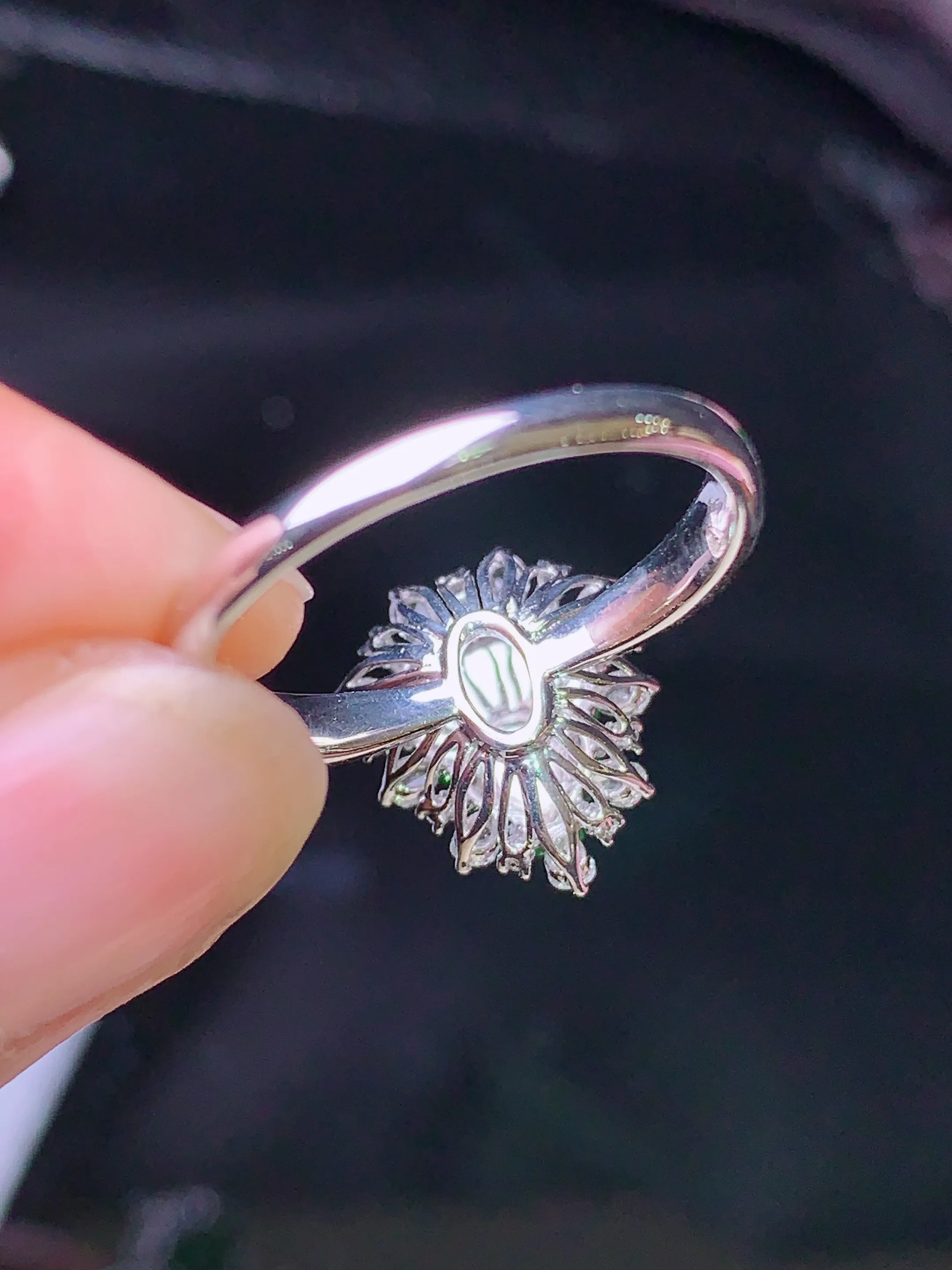 18k金钻镶嵌翠绿葫芦戒指 玉质细腻 色泽艳丽 水润亮眼  圈口15.5 整体尺寸15.8*11.7*8.6