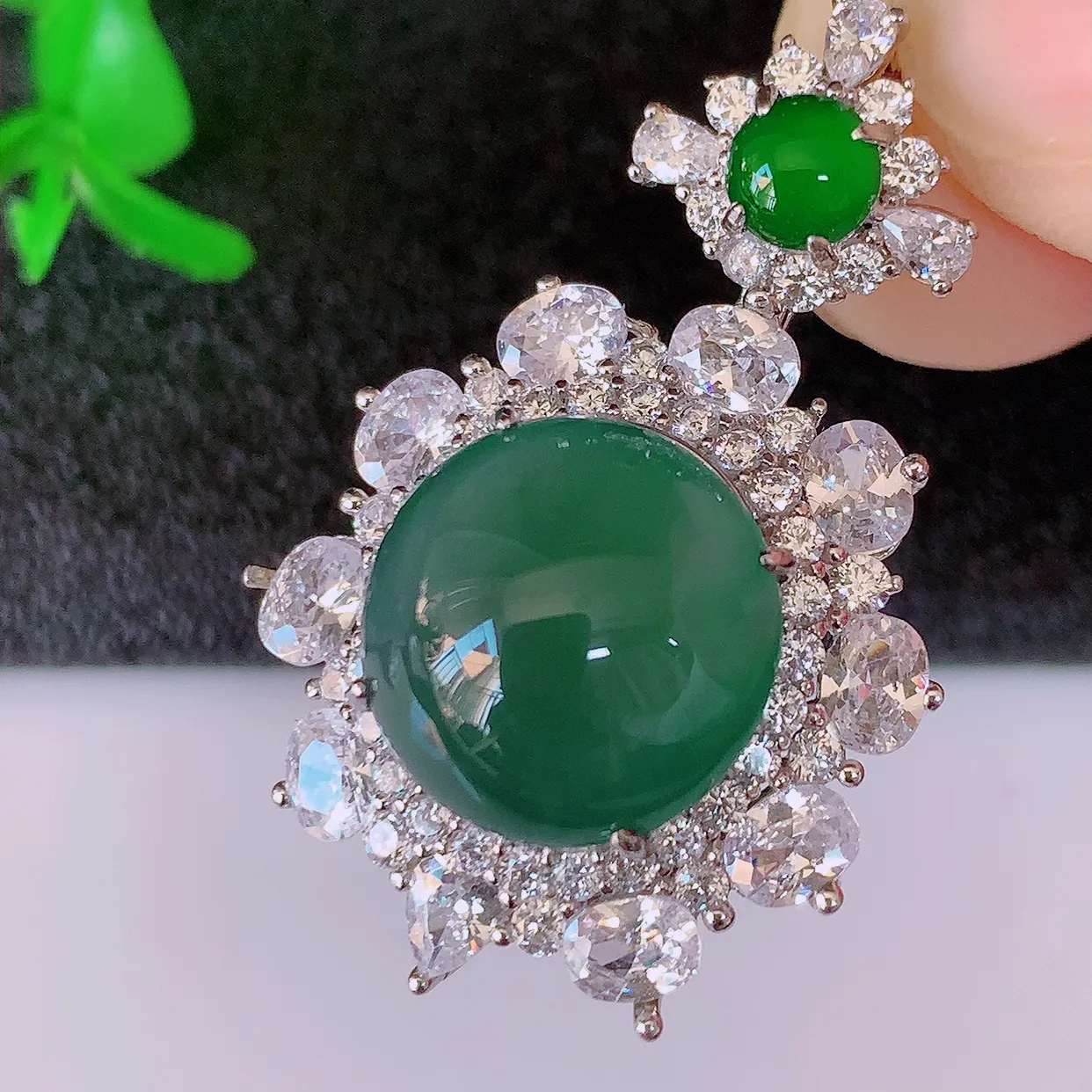 冰透满绿翡翠925银镶嵌吊坠，自然光实拍，翠色灵动，颜色漂亮，种老水足，品相佳，佩戴佳品！#97.26整体32*20.5*10裸石12.5*11