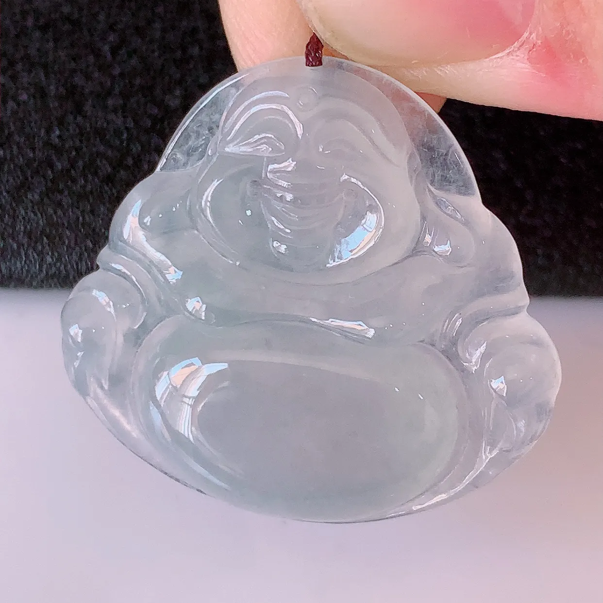 自然光实拍，冰种翡翠佛公，水灵起胶，翠色迷人，佛公在心中，一生平安，饱满圆润，开怀大笑佛公，配戴灵气