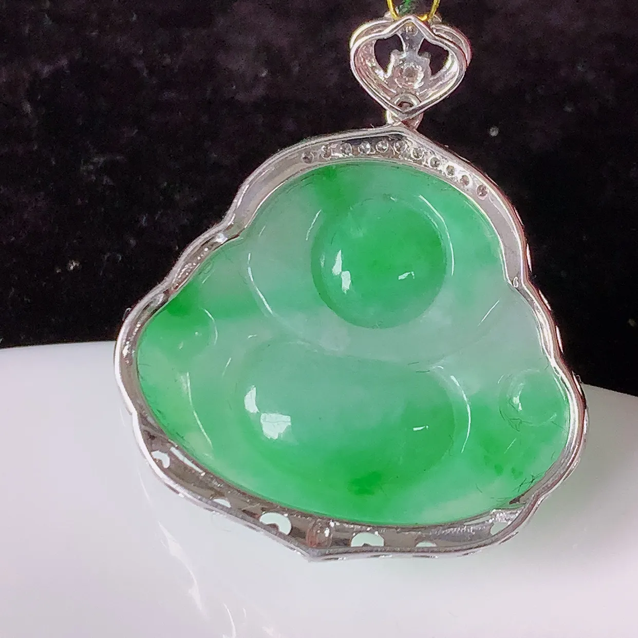 自然光实拍，18K金镶嵌冰润飘绿翡翠佛公吊坠，款式新颖，佩戴效果时尚出众，尽显气质，玉质细腻，美感十足。#35.29整体30.5-26-7.5裸石24.2*20