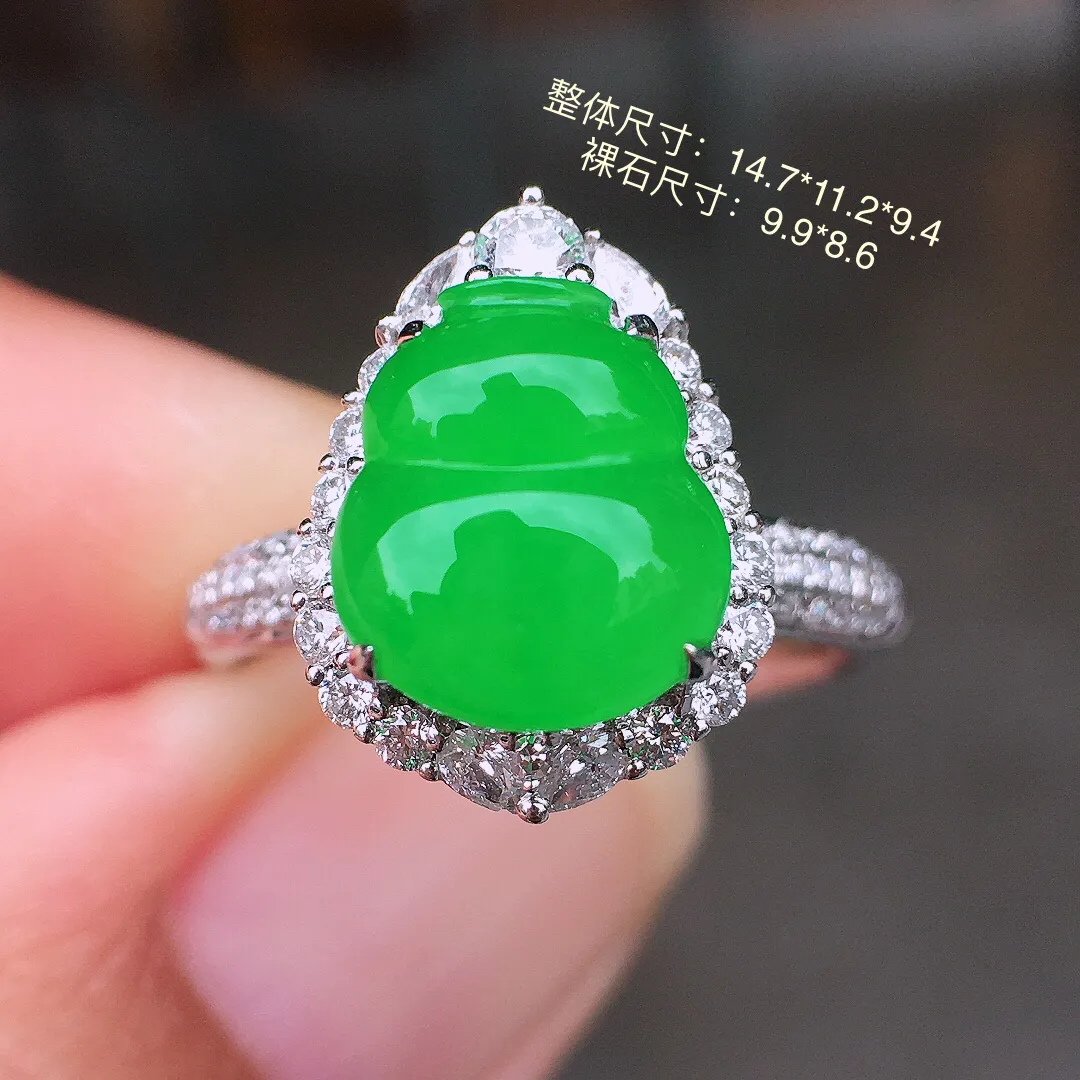 阳绿葫芦戒指，色泽均匀艳丽，玉质细腻，荧光感超
强，饱满圆润，尽显优雅气质，18k
金豪华镶嵌
