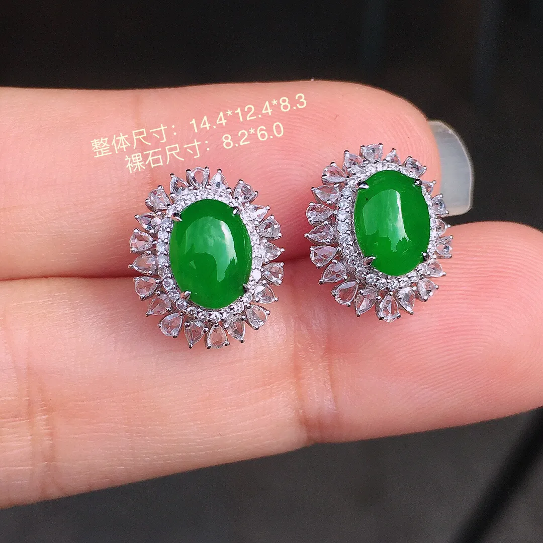 阳绿蛋面耳钉，色泽均匀艳丽，玉质细腻，荧光感超
强，饱满圆润，尽显优雅气质，18k
金豪华镶嵌