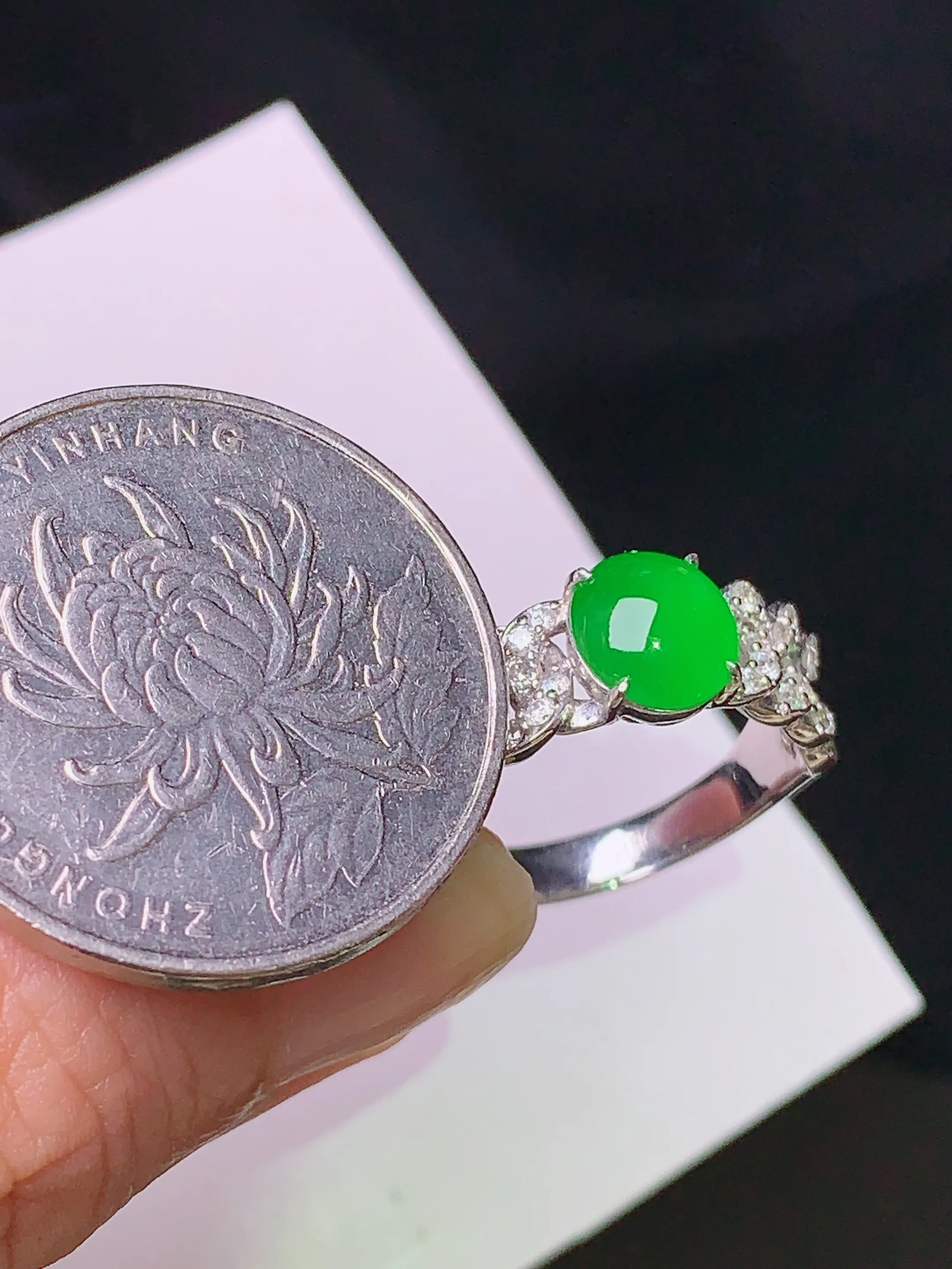 18k金钻镶嵌满绿蛋面戒指 玉质细腻 色泽艳丽 水润亮眼  圈口14 裸石尺寸7.5*6.5*3.5