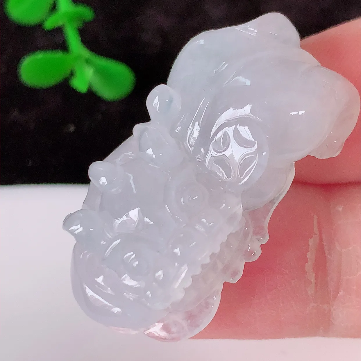 自然光实拍，冰种翡翠招财貔貅吊坠，民间有“一摸貔貅运程旺盛，再摸貔貅财运滚滚，三摸貔貅平步青云 ”的美好祝愿。#81.29