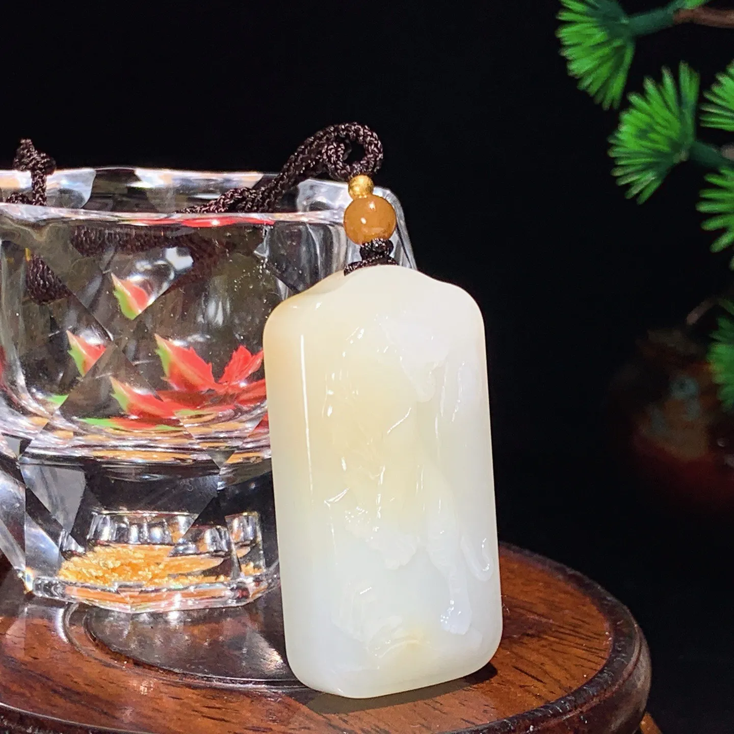 新疆和田玉且末糖上山虎牌子挂件。尺寸45/25/12重31克 白度一级。玉质细腻油润 脂粉好，品质好。lt251030