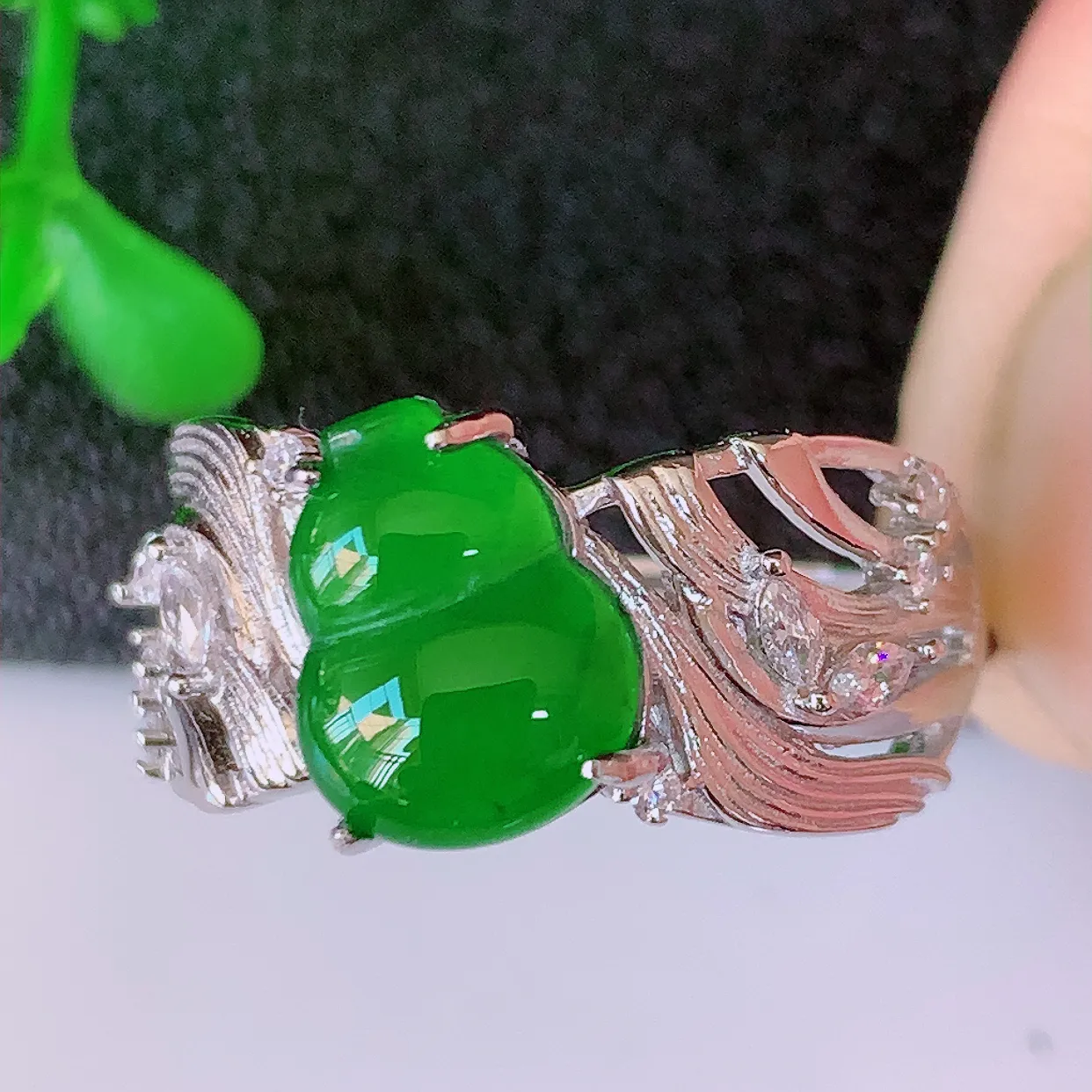 冰透满绿翡翠925银镶嵌戒指，自然光实拍，翠色灵动，颜色漂亮，种老水足，品相佳，佩戴佳品！#97.26（圈口可调大小）整体23.5-20-5裸石10*7.5