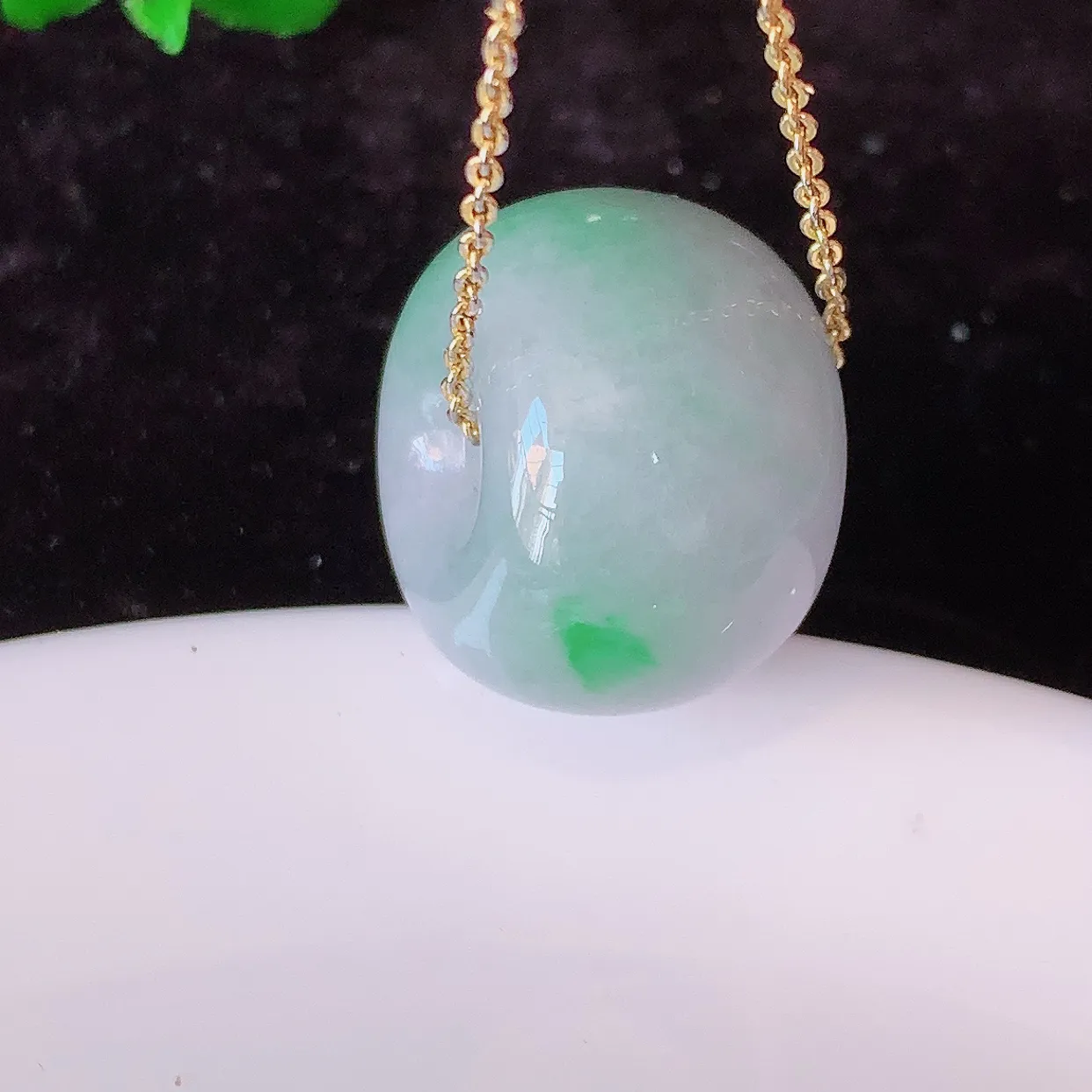 自然光实拍，冰润飘绿翡翠路路通吊坠，寓意时来运转、财源滚滚，款式新颖时尚，日常百搭的款！配图银链#57.27